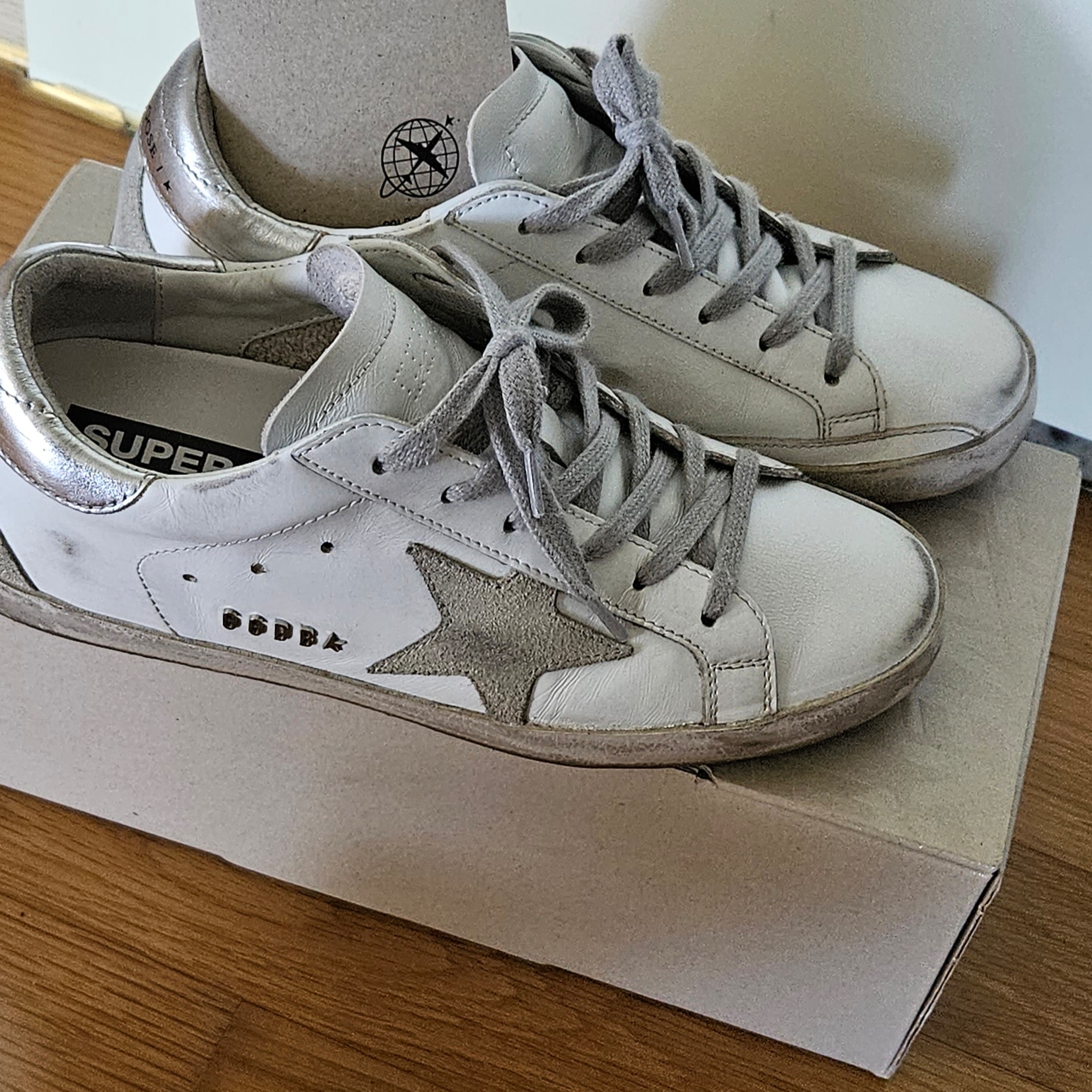 (W) Golden Goose Superstar White Silver Heel Tab Sneakers 착용 스타일