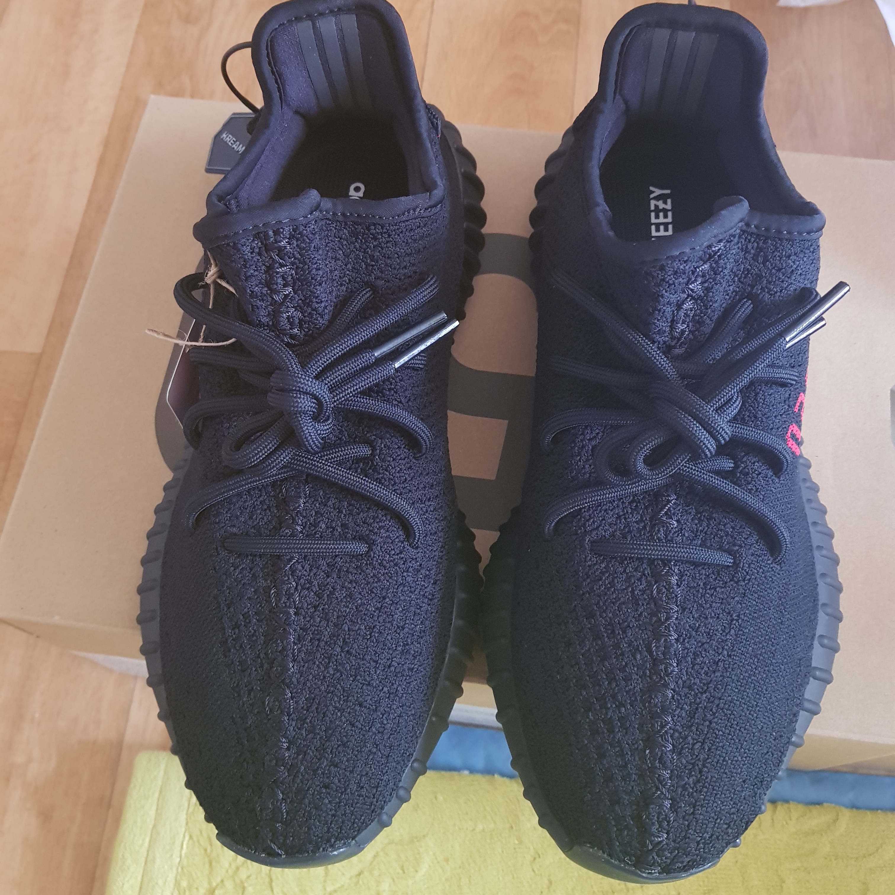 Adidas Yeezy Boost 350 V2 Black Red 2020 착용 스타일 - 1