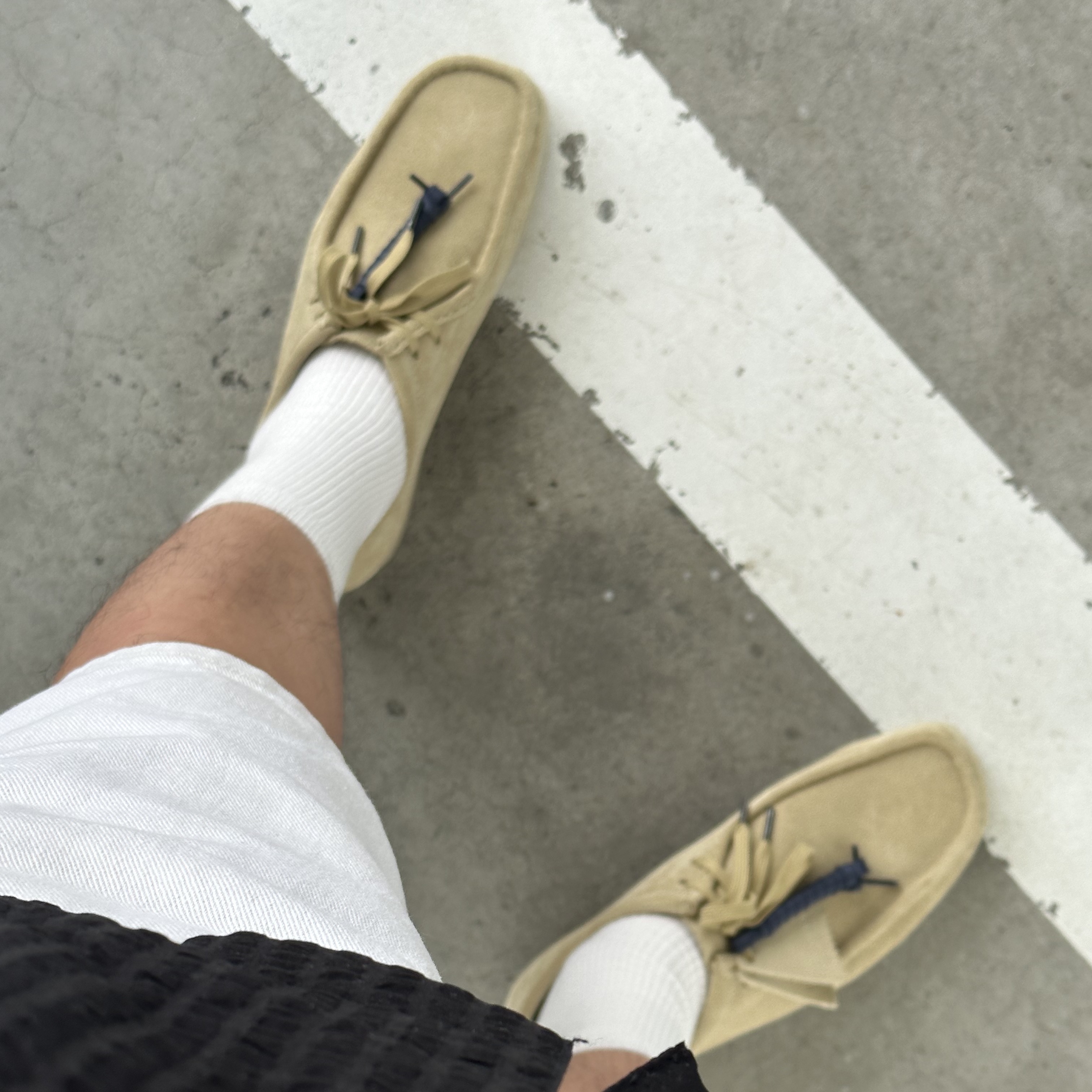 Clarks Wallabee Maple Suede 착용 스타일 - 2