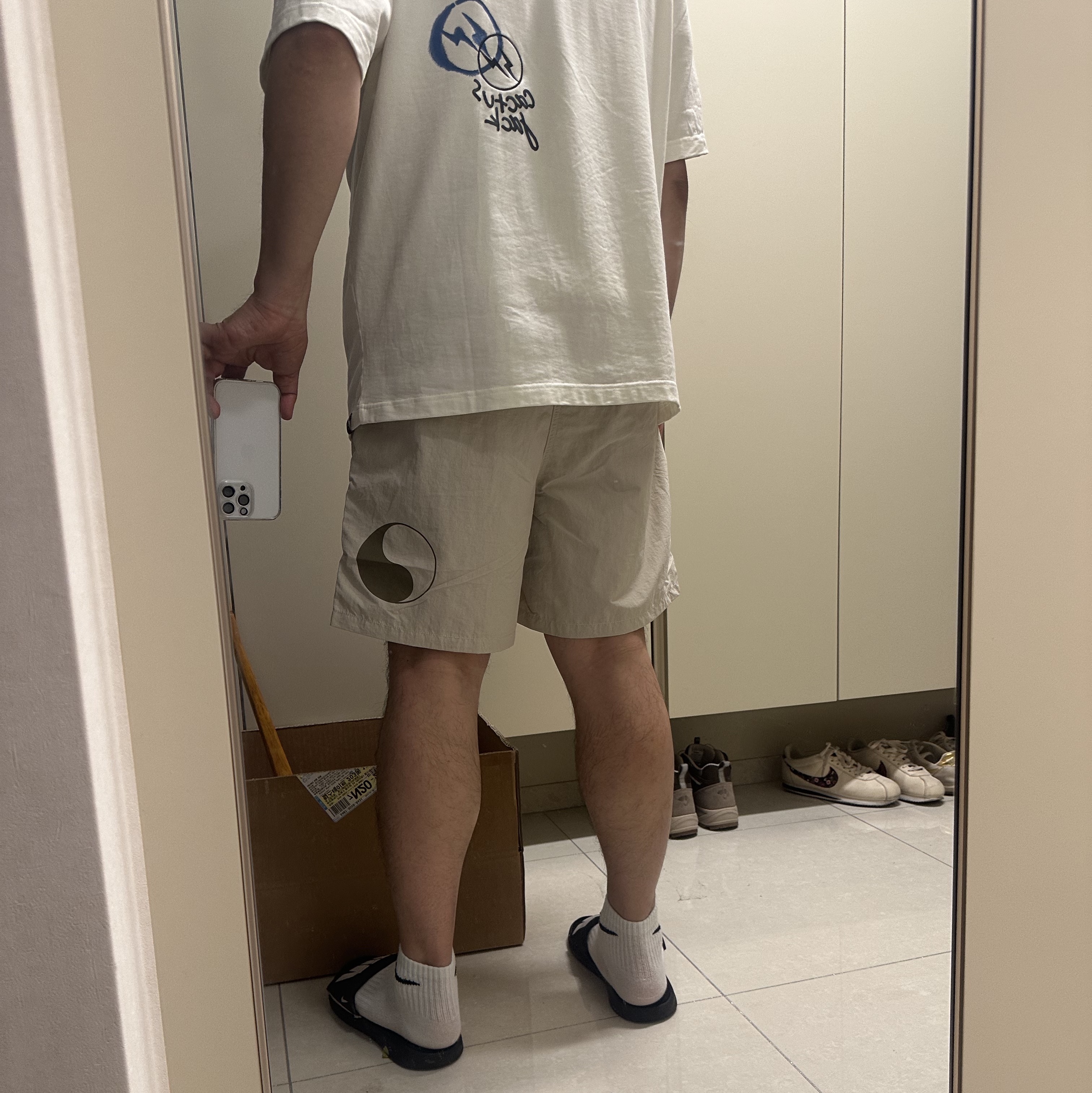 Stussy x Our Legacy Work Shop Water Shorts Taupe, Jordan x Travis Scott x Fragment T-Shirt Sail (DJ0619-133) 착용 스타일 - 2