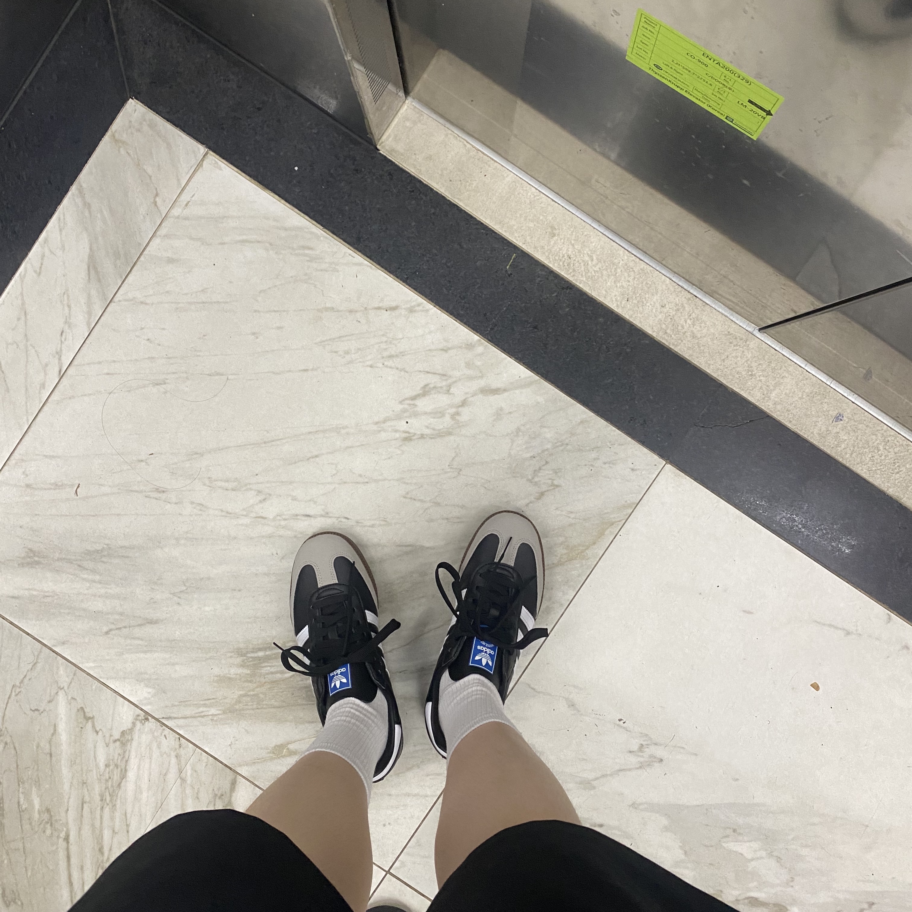 Adidas Samba Vegan Black White 착용 스타일 - 1