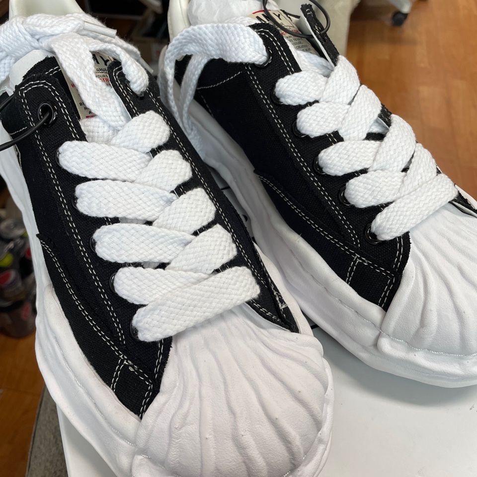 Maison Mihara Yasuhiro Blakey OG Sole Canvas Low-top Sneakers Black White 착용 스타일