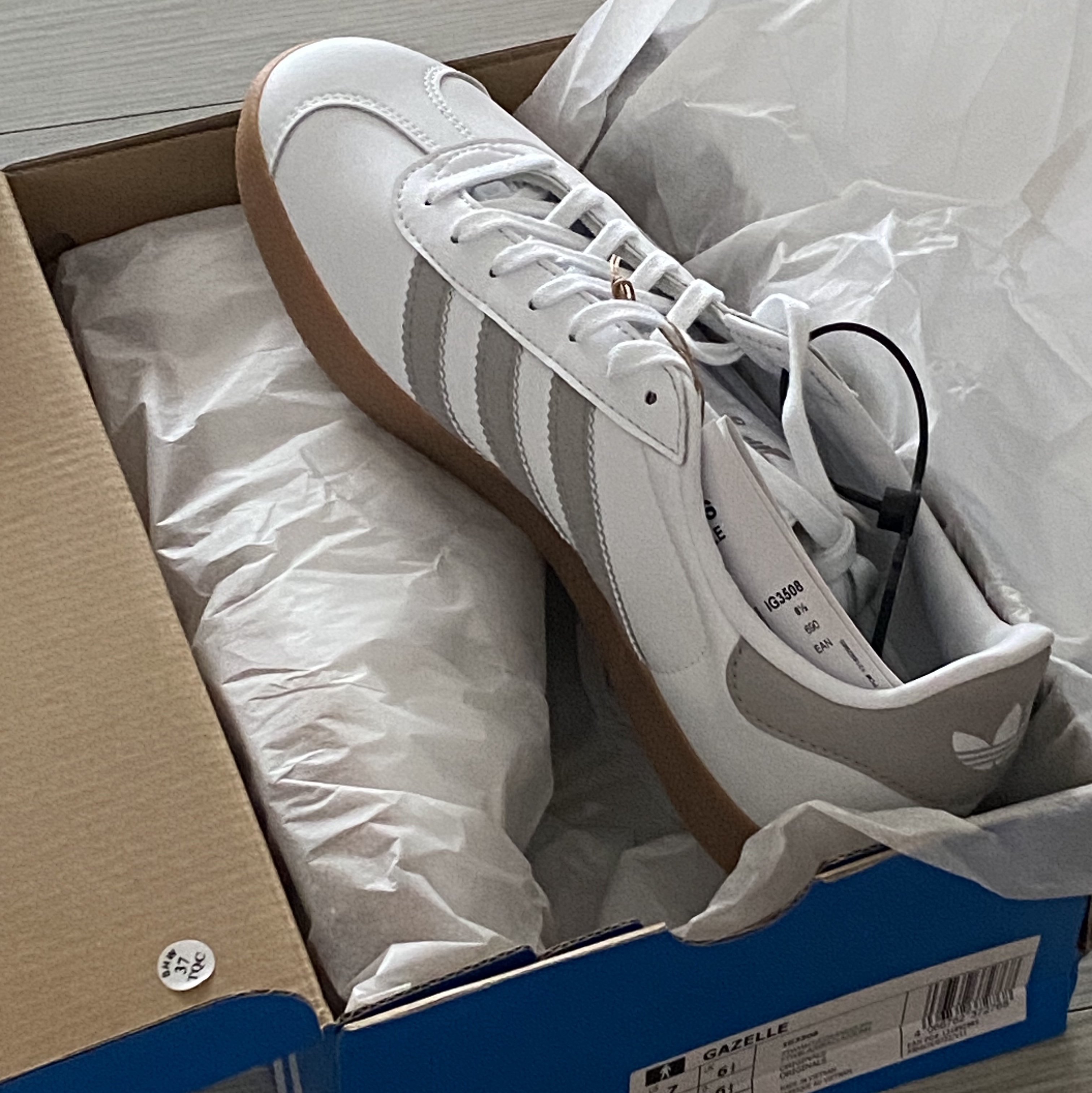 Adidas Gazelle White Grey 착용 스타일 - 1