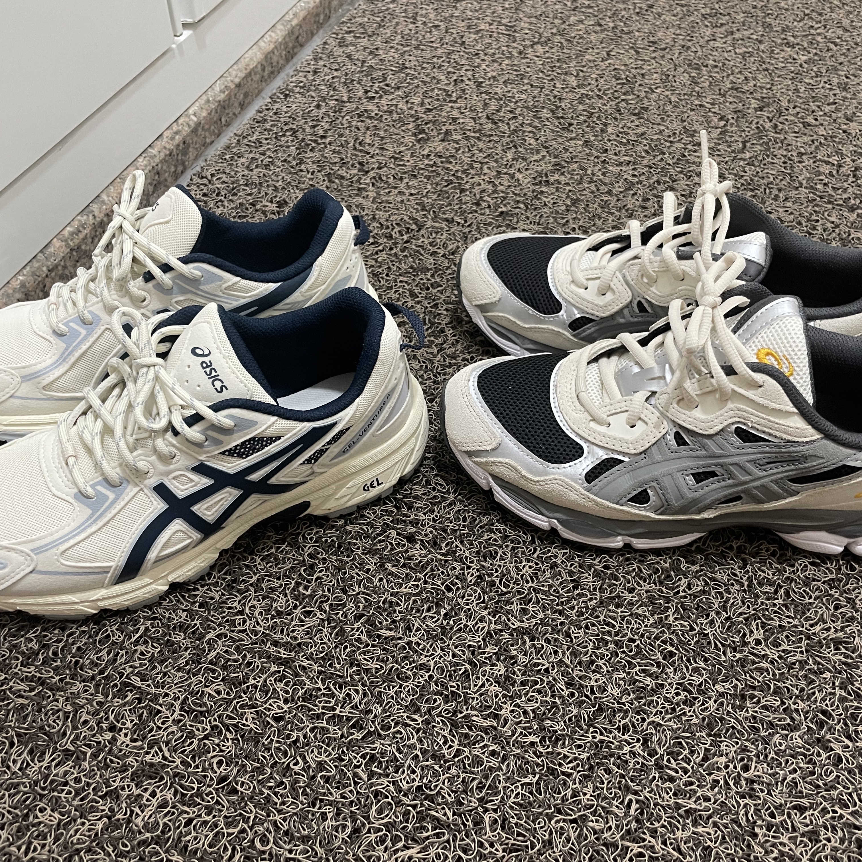 Asics Gel-NYC Black Clay Grey, Asics Gel-Venture 6 SPS Birch French Blue 착용 스타일 - 1
