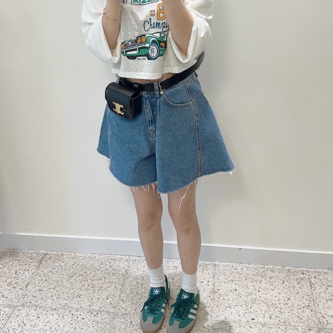 Adidas Samba OG Collegiate Green Gum, Celine Mini Claude in Shiny Calfskin Black 착용 스타일 - 1