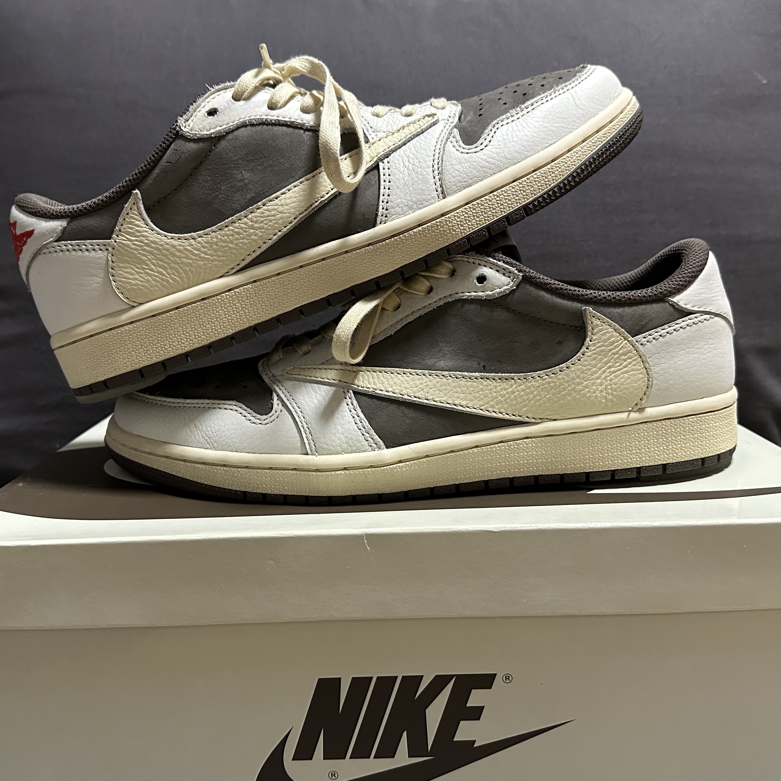 Jordan 1 x Travis Scott Retro Low OG SP Sail and Ridgerock 착용 스타일