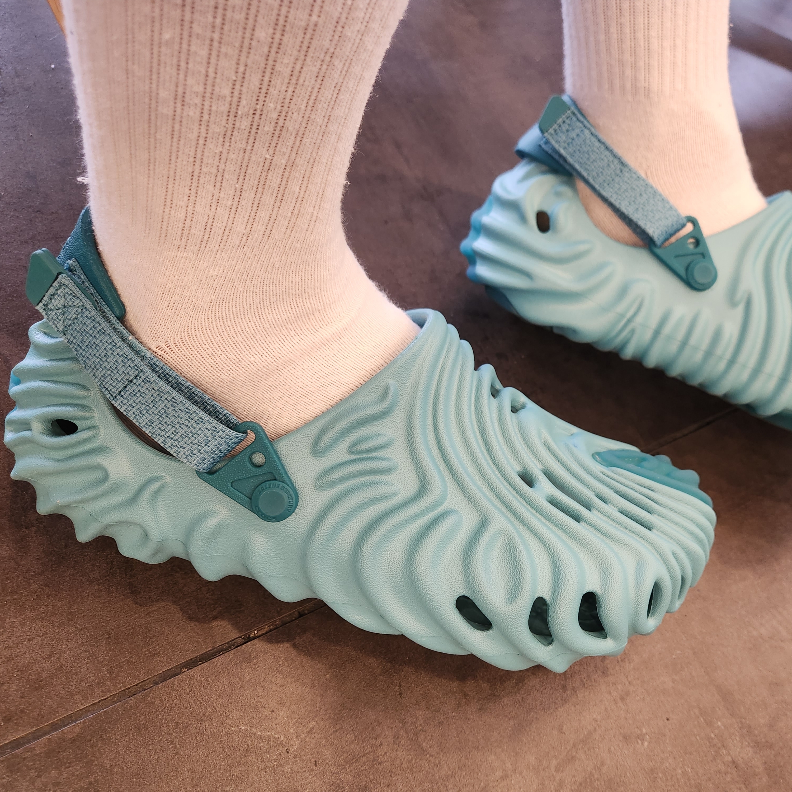 Crocs x Salehe Bembury Pollex Clog Tide 착용 스타일 - 4