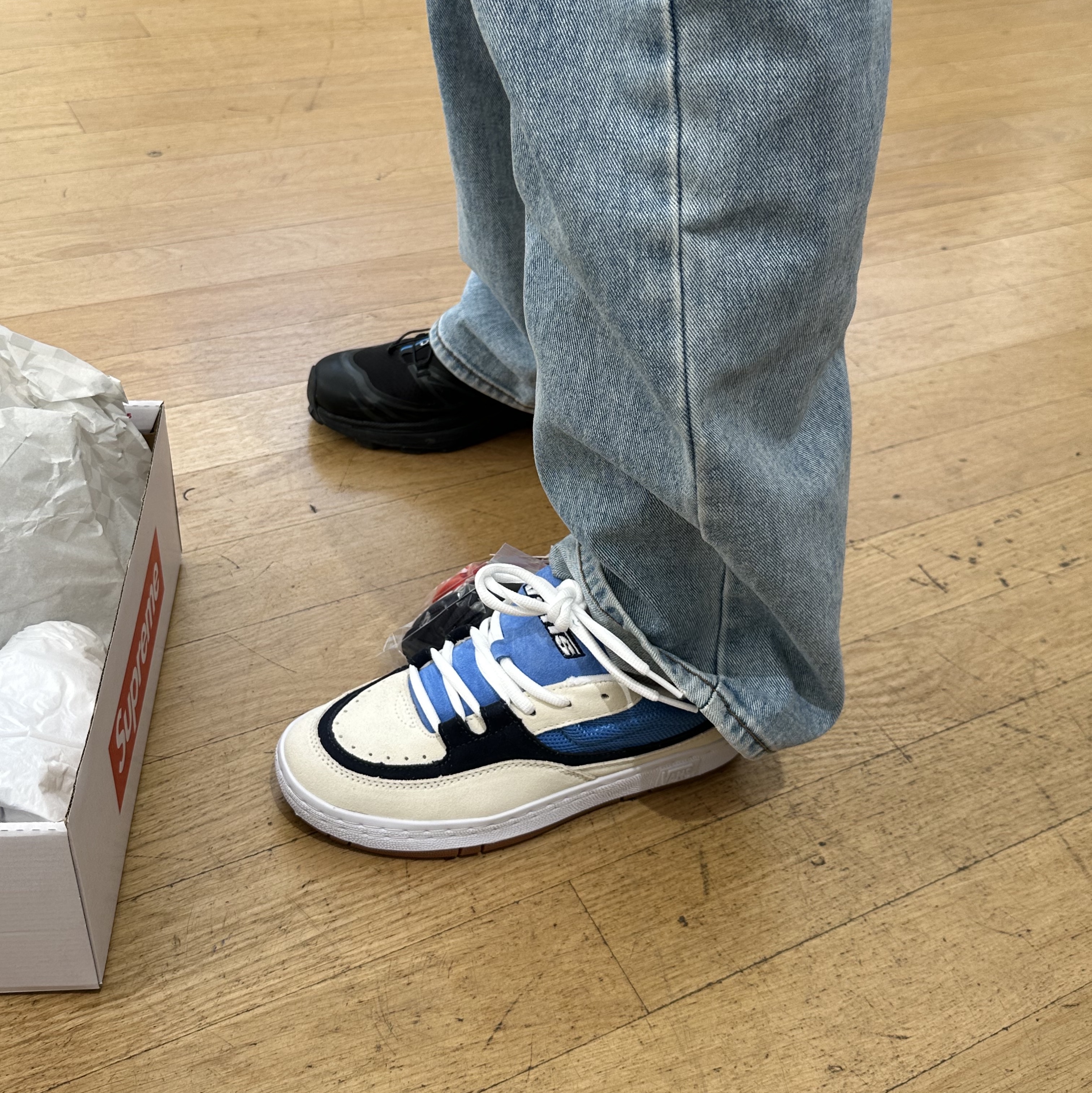 Vans x Supreme Speed Blue 착용 스타일 - 2
