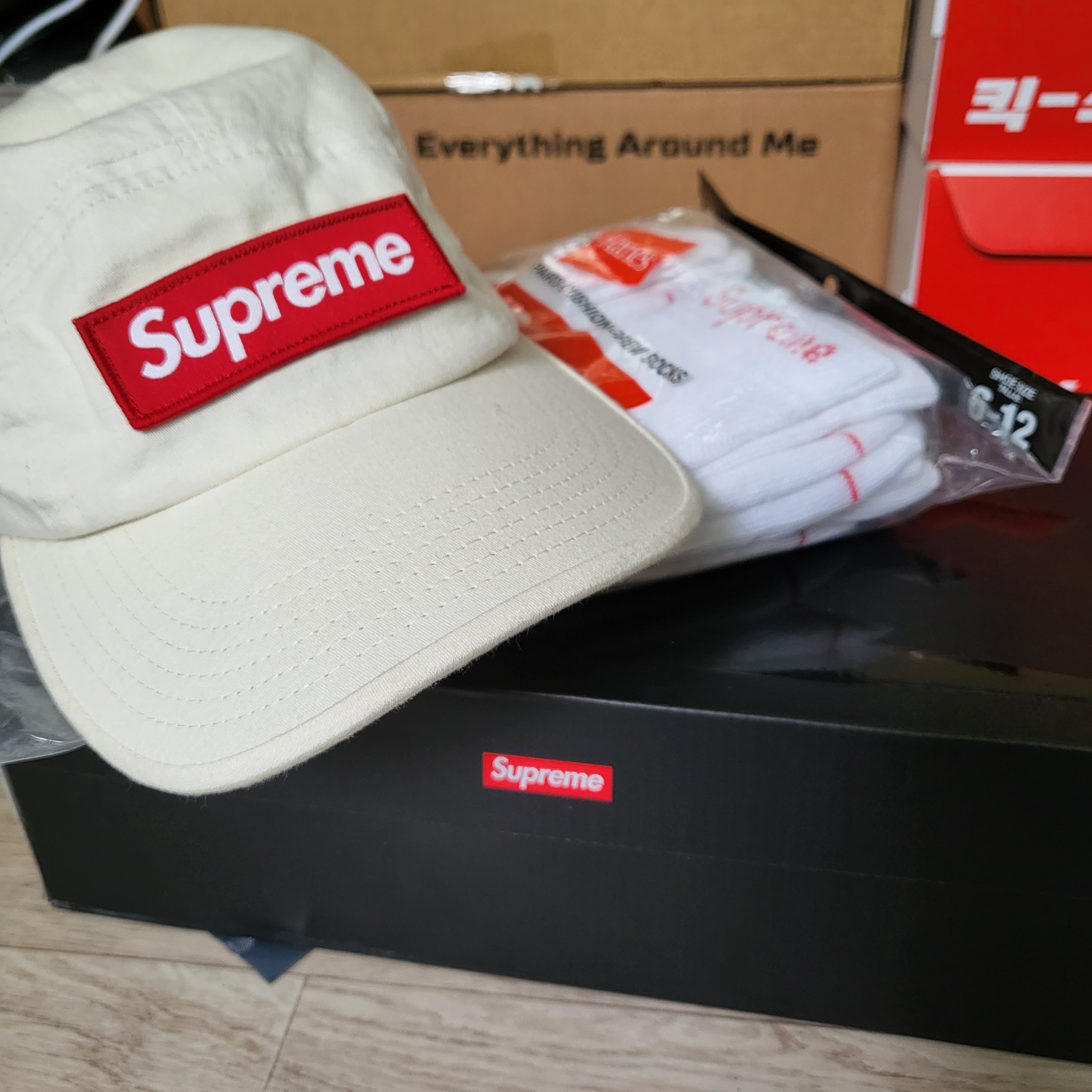 Supreme Hanes Crew Socks White (4 Pack), Supreme Military Camp Cap Stone - 22SS 착용 스타일 - 2