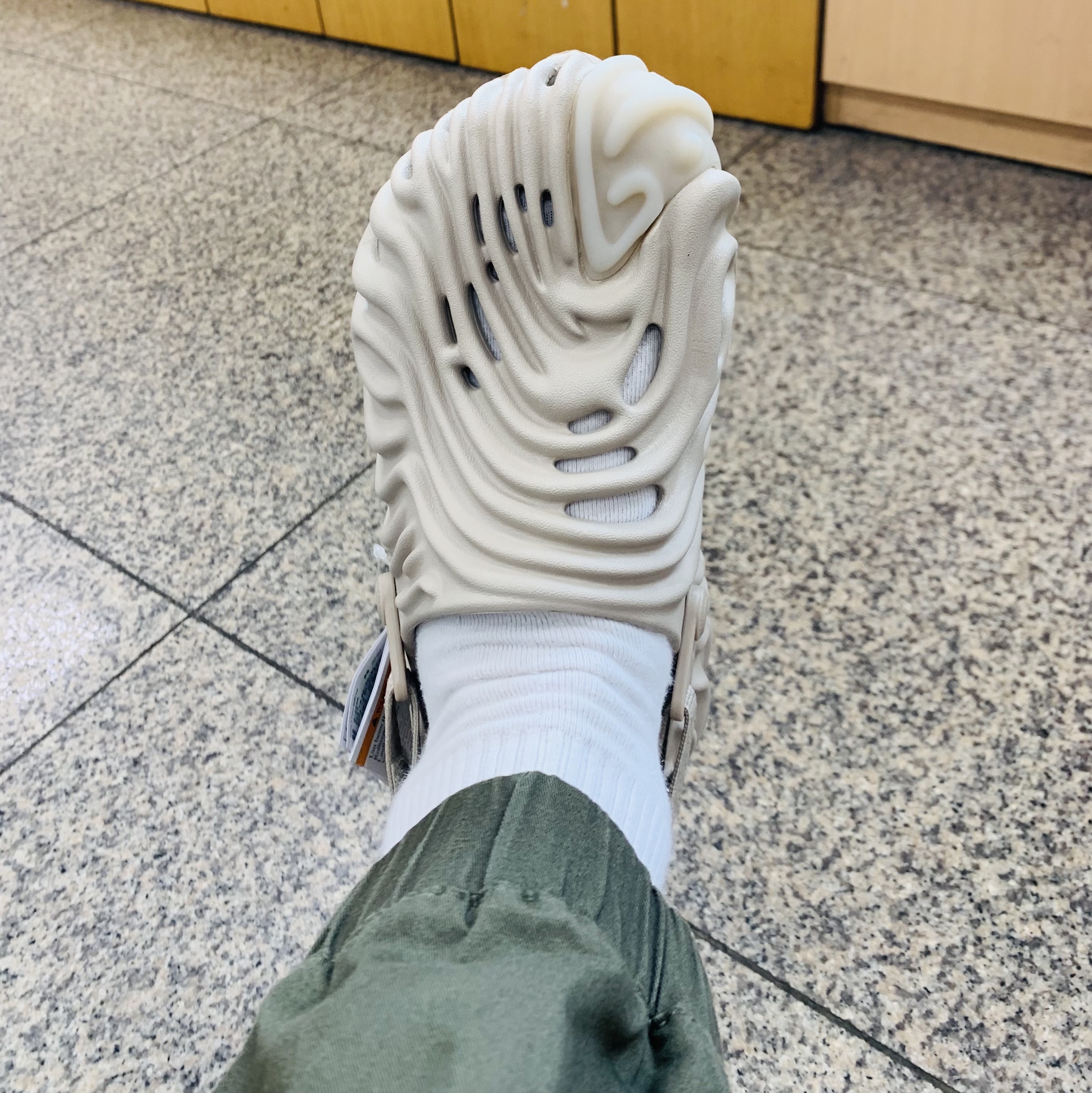Crocs x Salehe Bembury Pollex Clog Horchata 착용 스타일 - 3
