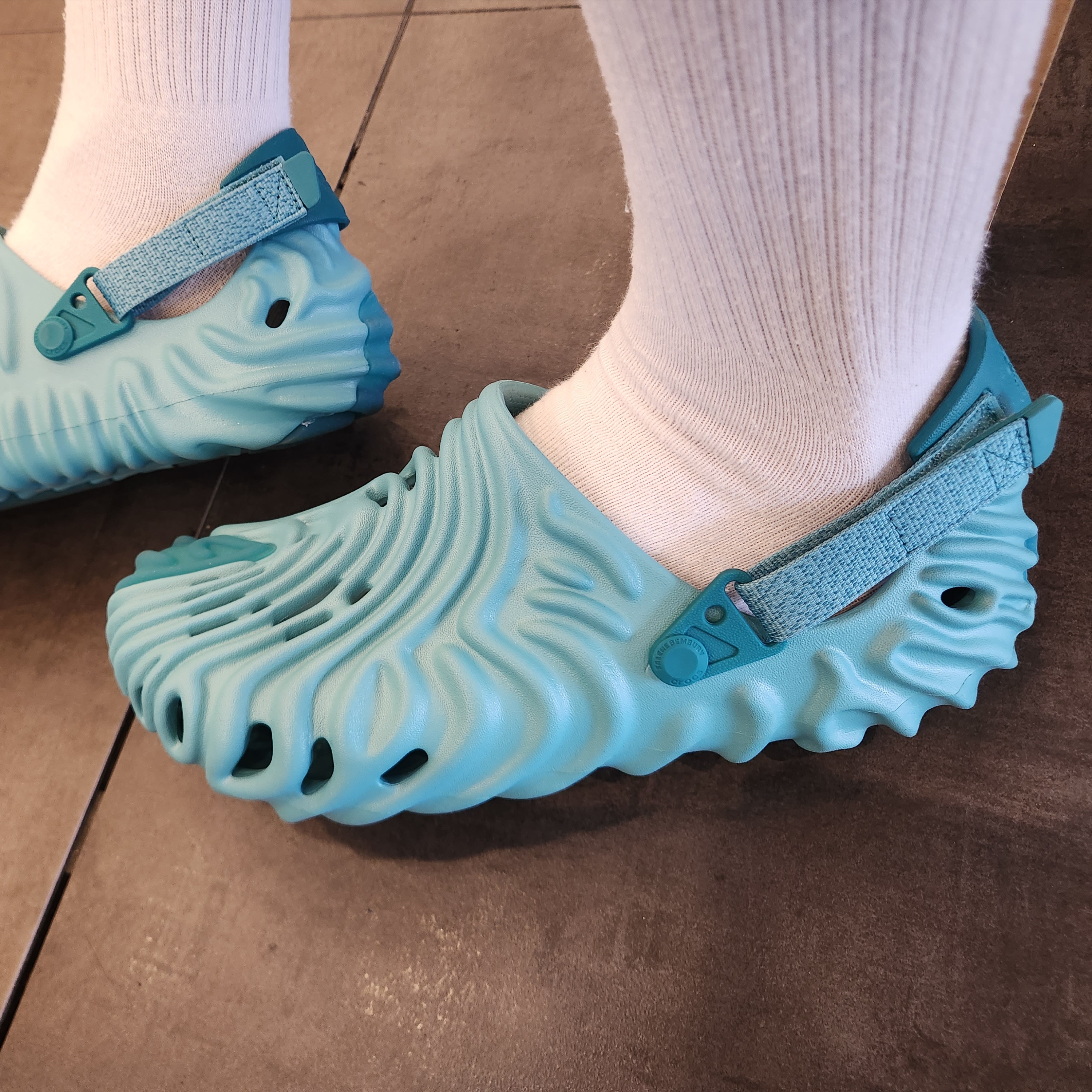 Crocs x Salehe Bembury Pollex Clog Tide 착용 스타일 - 5