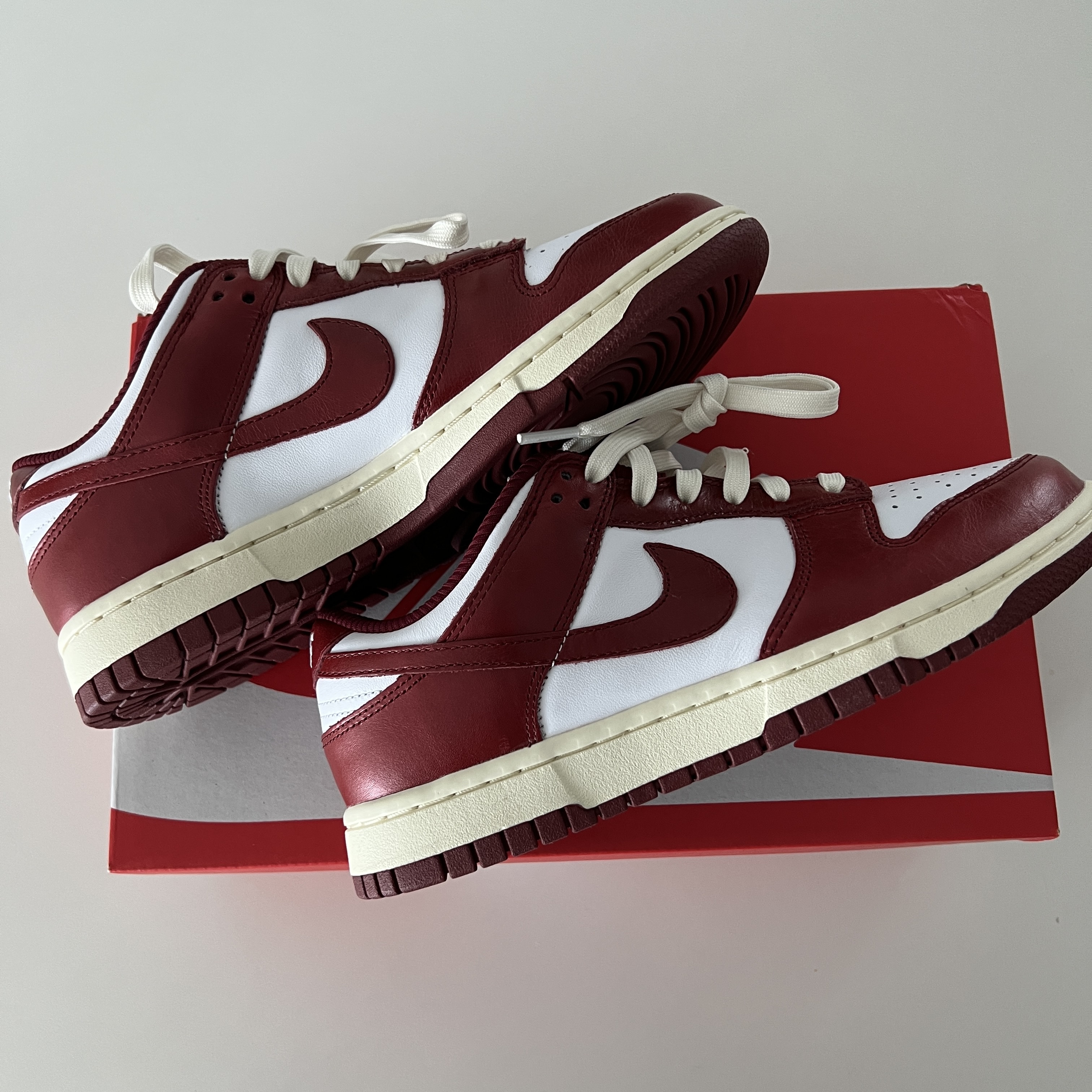 (W) Nike Dunk Low Retro PRM Team Red and White 착용 스타일 - 1