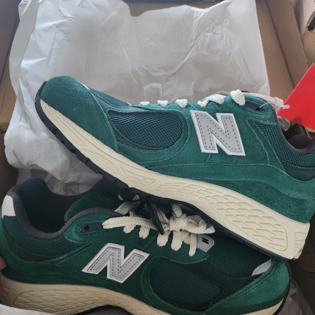 New Balance 2002R Nightwatch Green 착용 스타일