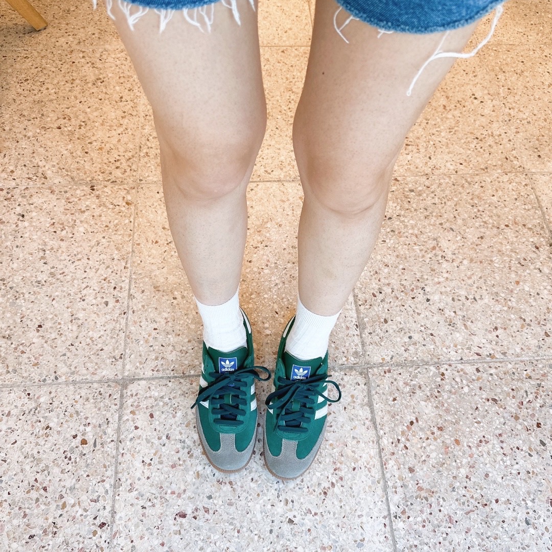 Adidas Samba OG Collegiate Green Gum, Celine Mini Claude in Shiny Calfskin Black 착용 스타일 - 2