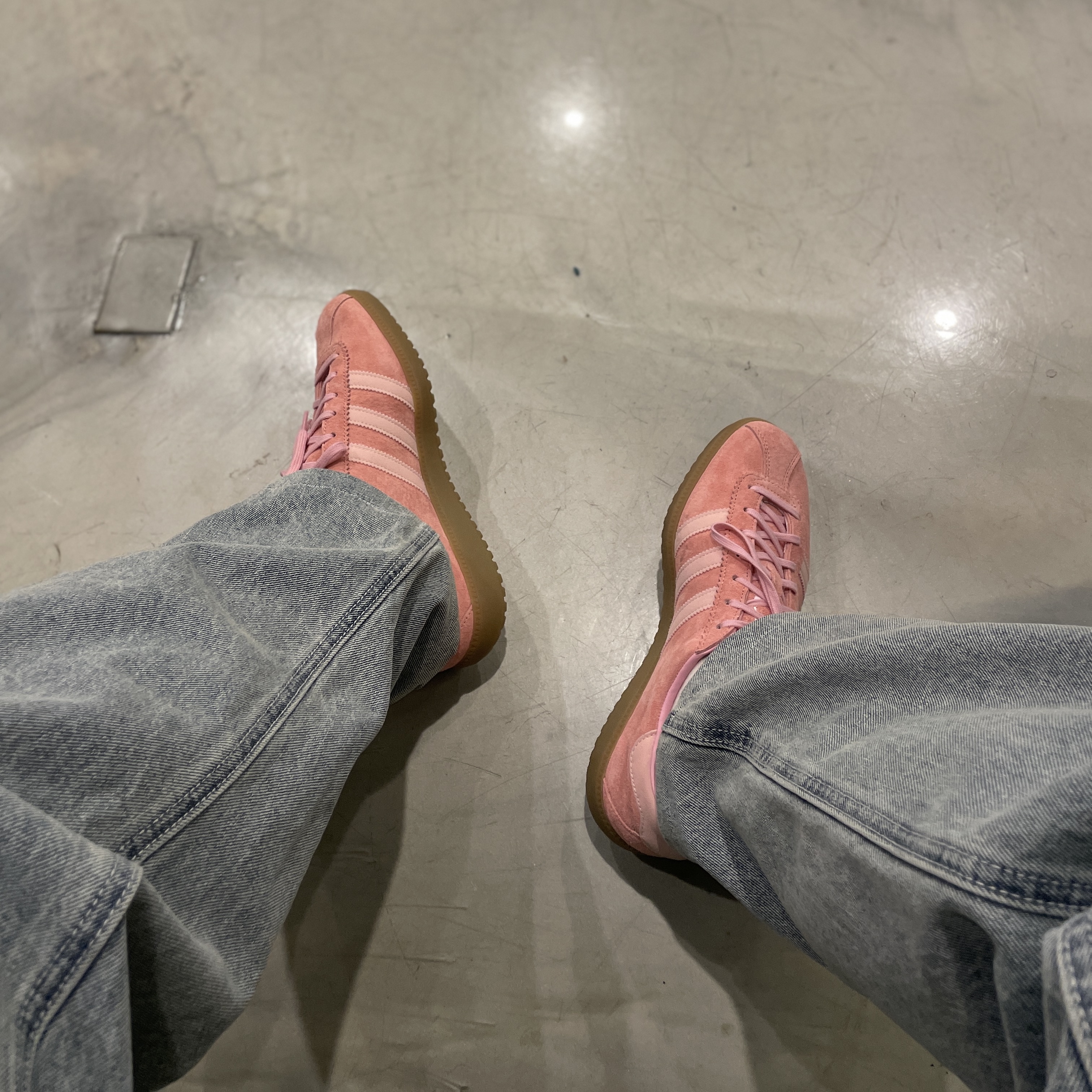 Adidas Bermuda Glow Pink 착용 스타일