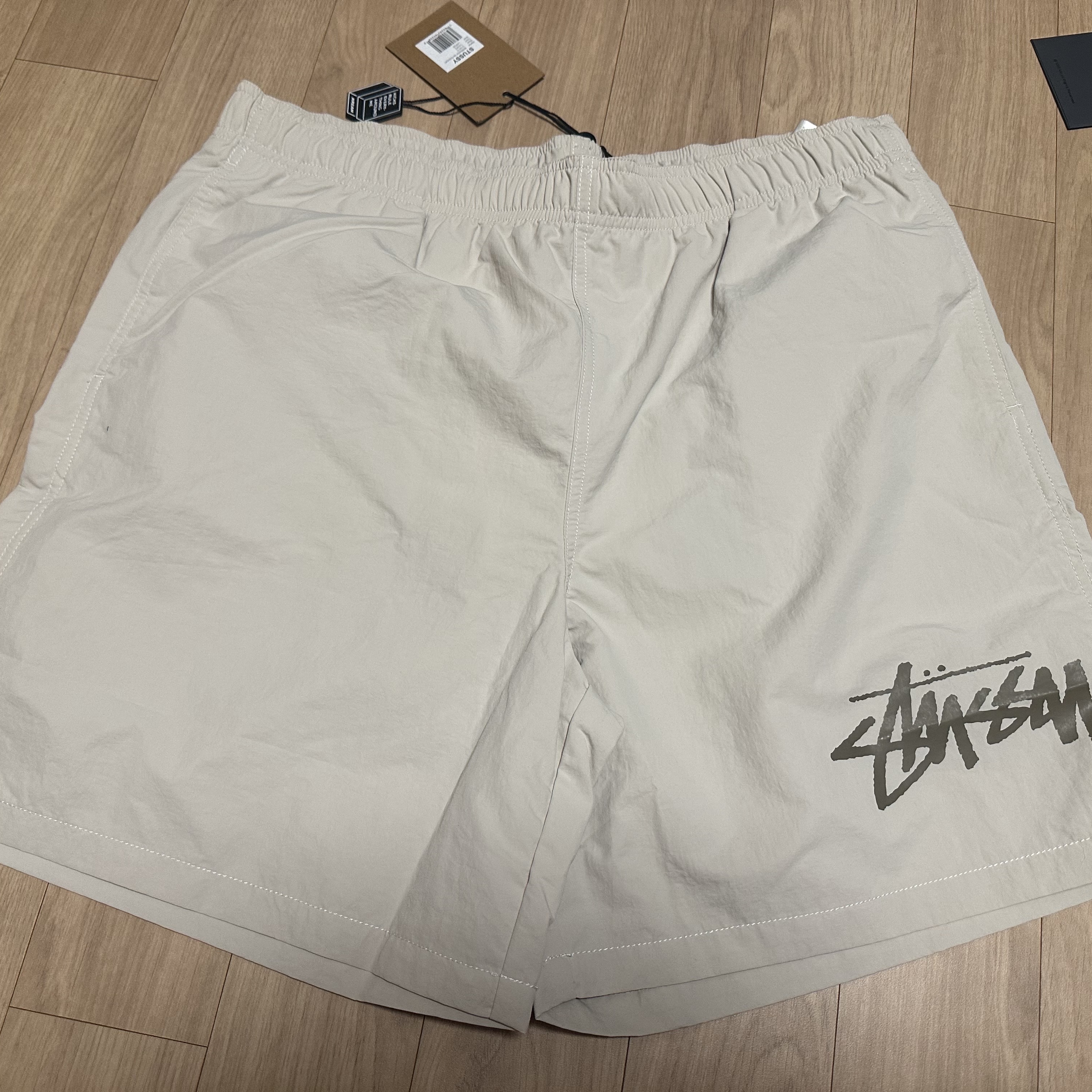 Stussy x Our Legacy Work Shop Water Shorts Taupe, Jordan x Travis Scott x Fragment T-Shirt Sail (DJ0619-133) 착용 스타일 - 4