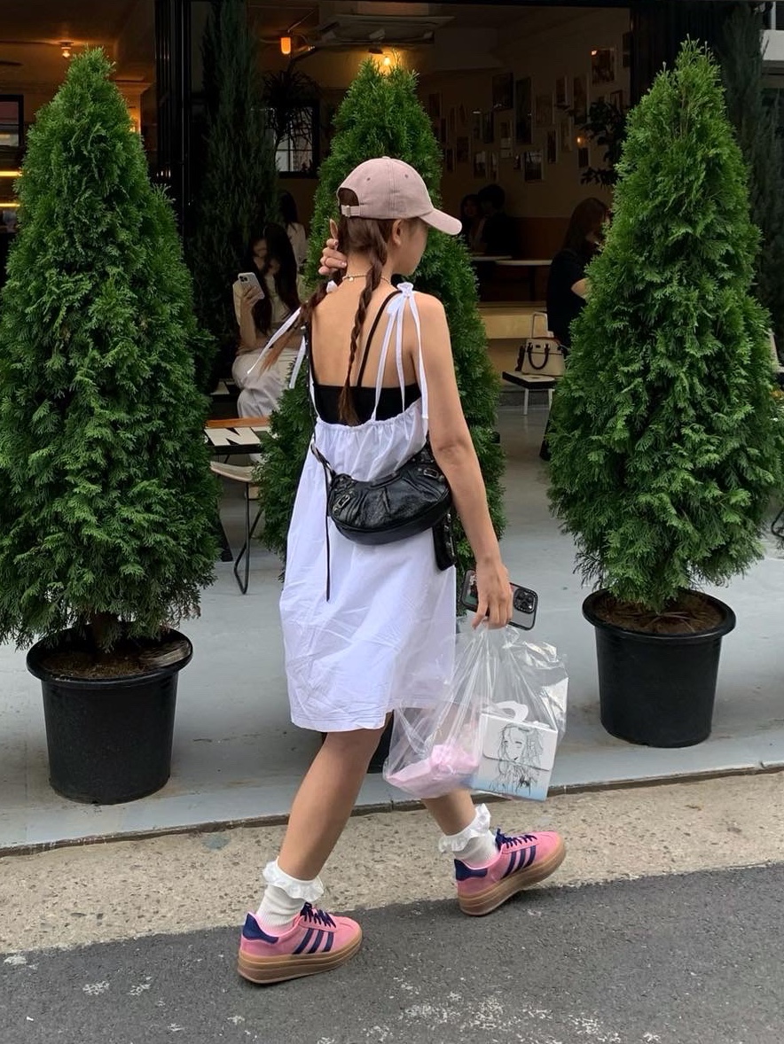 Balenciaga Arena Lambskin Le Cagole XS Shoulder Bag Black, (W) Adidas Gazelle Bold Pink Glow Victory Blue 착용 스타일