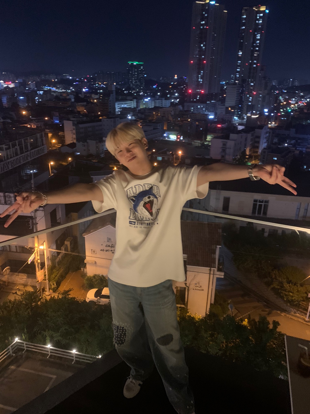 Maison Kitsune x Ader Error Yawn Fox T-Shirt Off White, Zara x Ader Error Patchwork Jeans Blue 착용 스타일 - 1