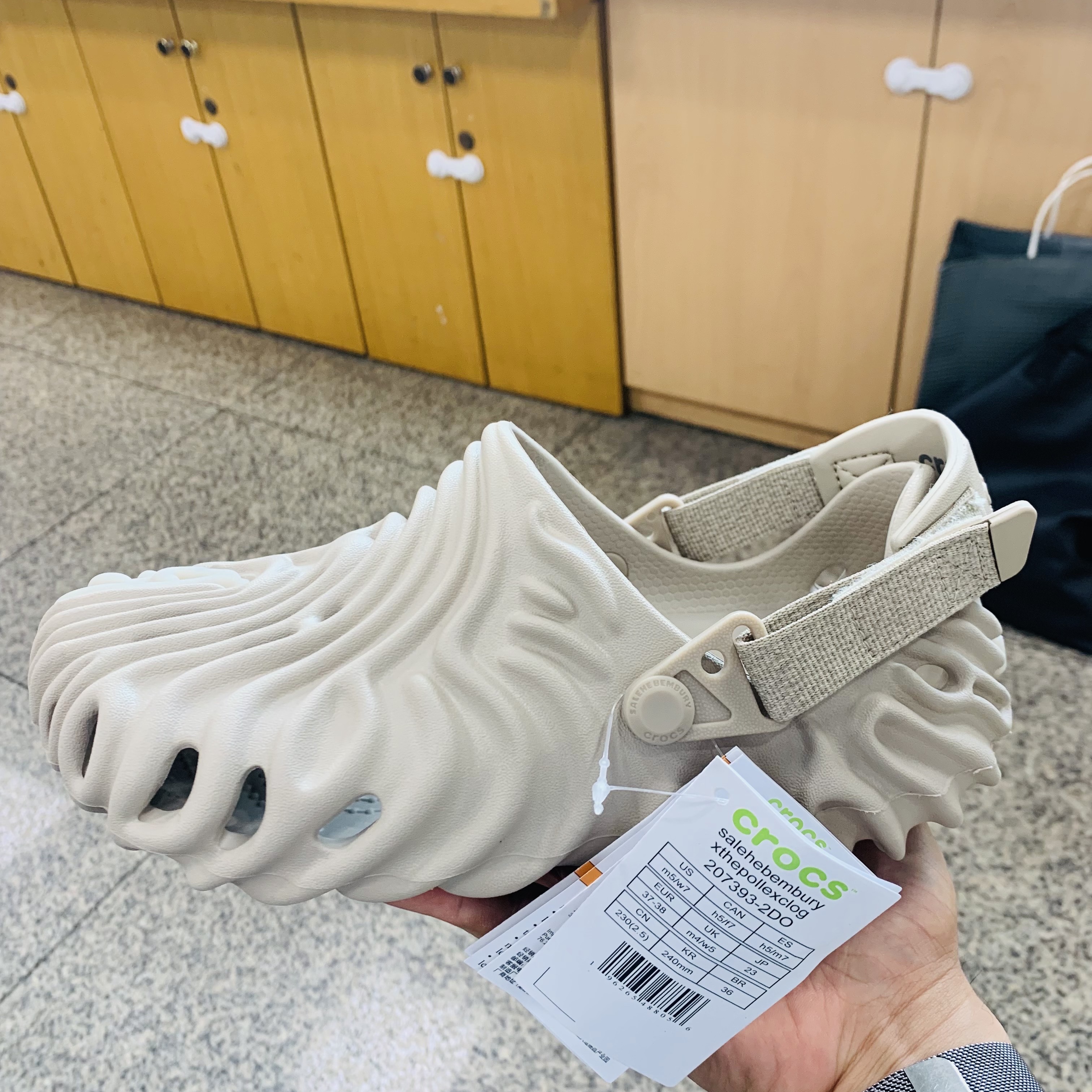 Crocs x Salehe Bembury Pollex Clog Horchata 착용 스타일 - 2