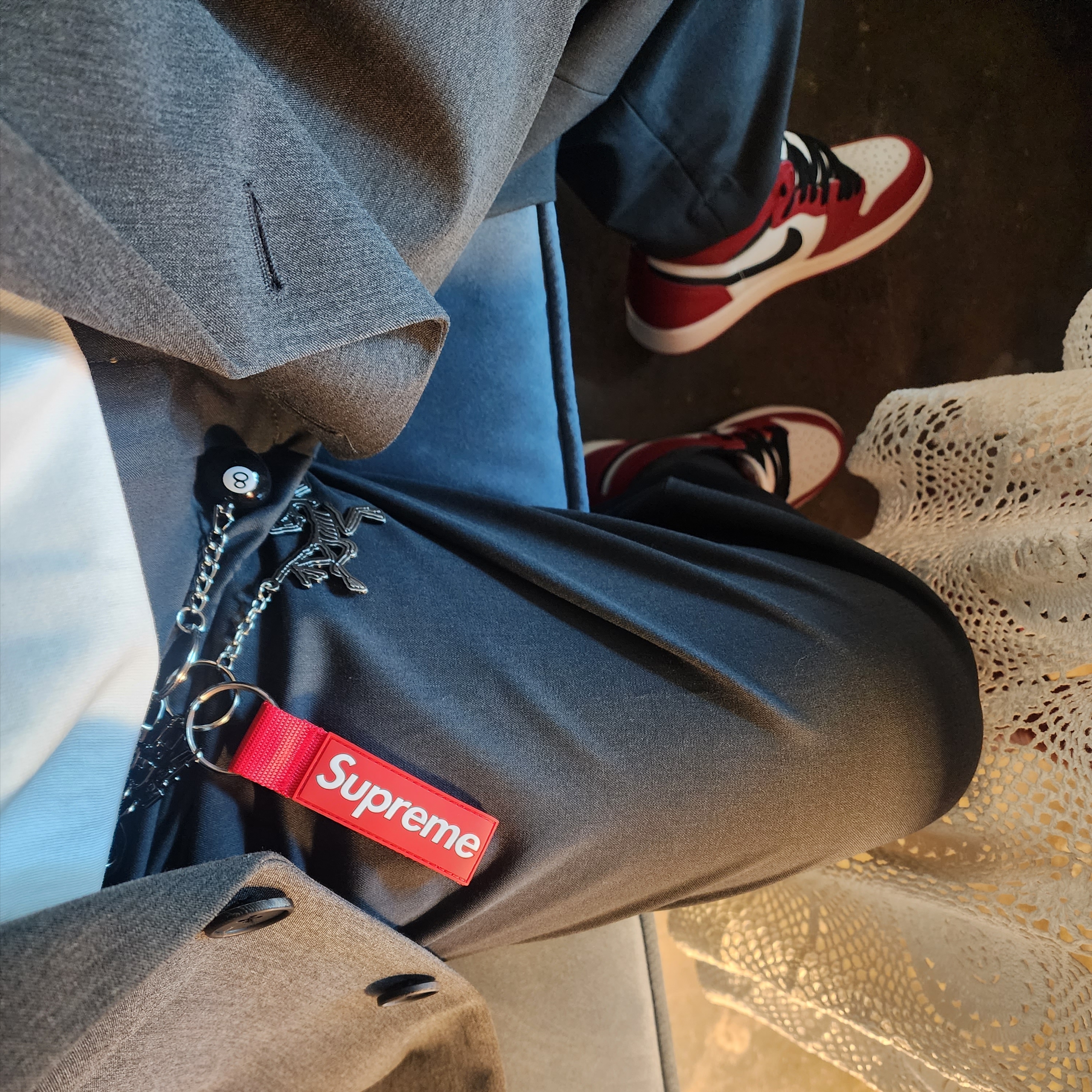 Jordan 1 Retro High OG Chicago 2022, Arc'teryx Keyring Metal 착용 스타일 - 5