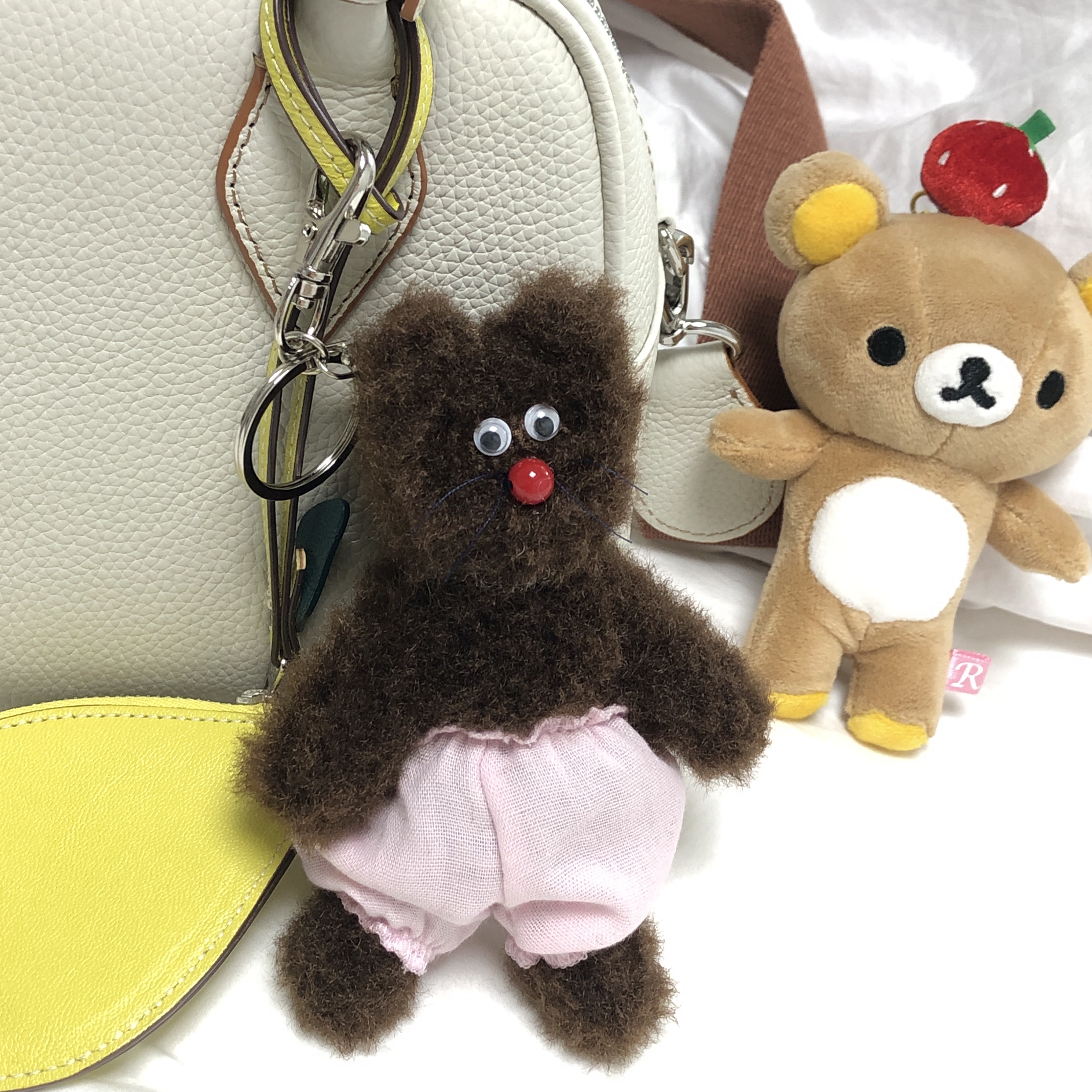 [KREAM 단독] Monamhee Bred Keyring with Pink Pants Brown 착용 스타일