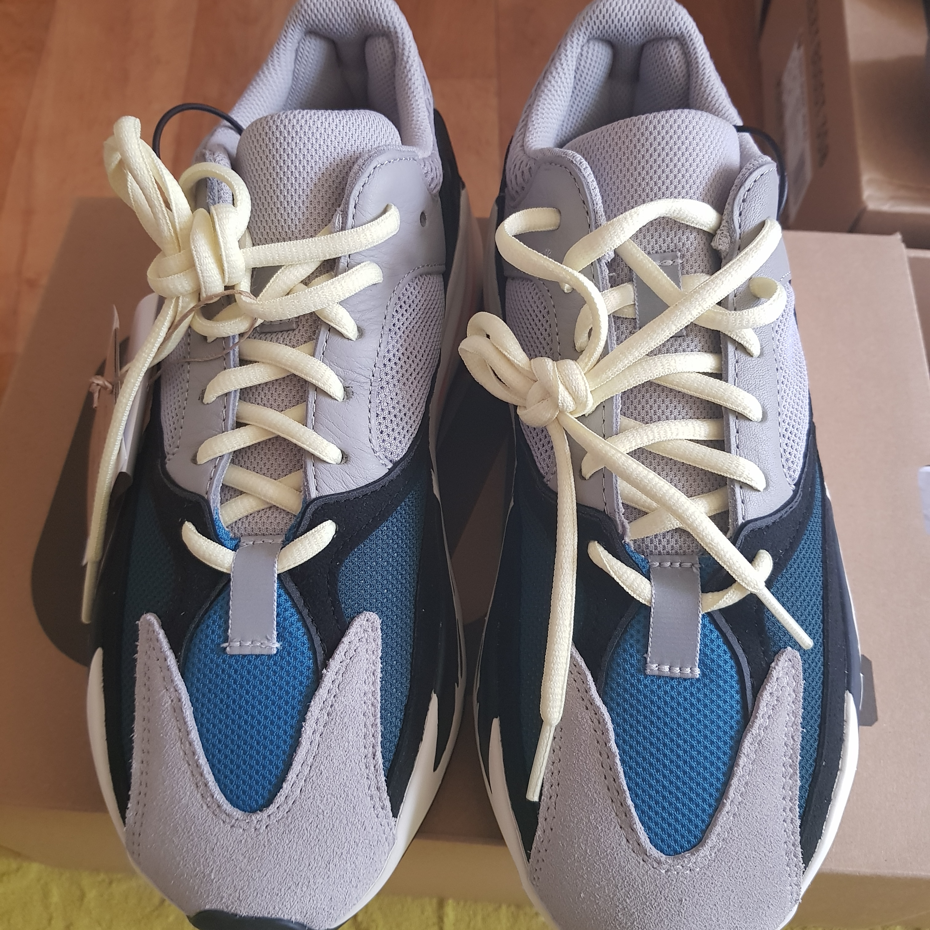 Adidas Yeezy Boost 700 Wave Runner Solid Grey 2021/2022 착용 스타일 - 1