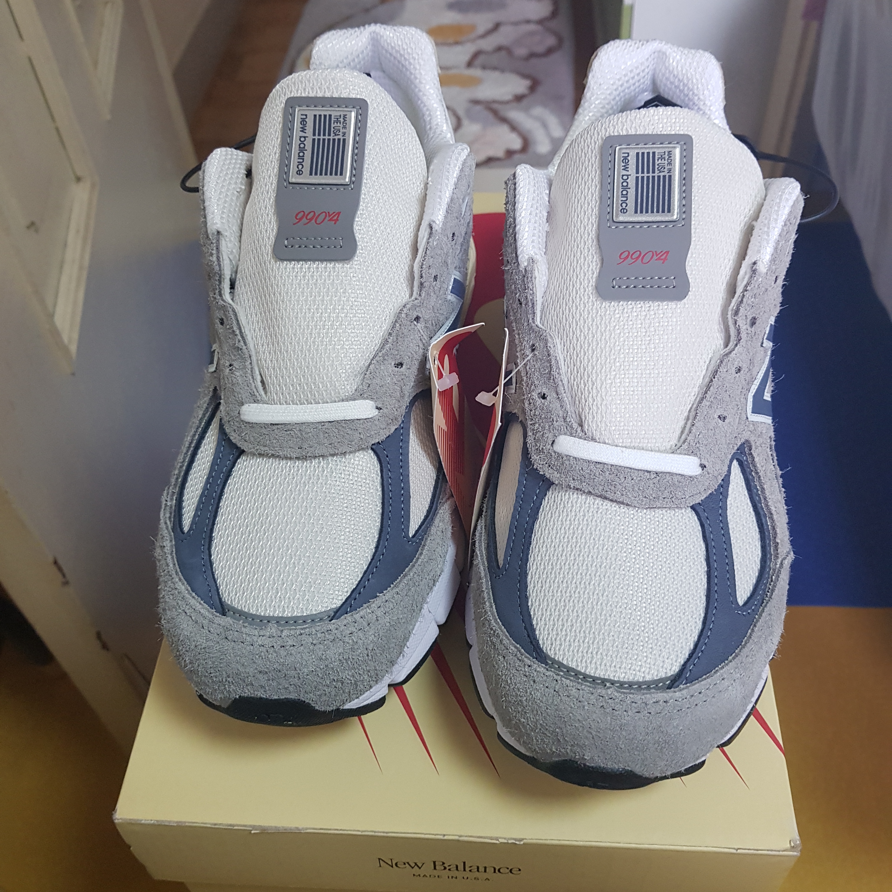 New Balance 990v4 Made in USA Gray Suede 착용 스타일 - 2