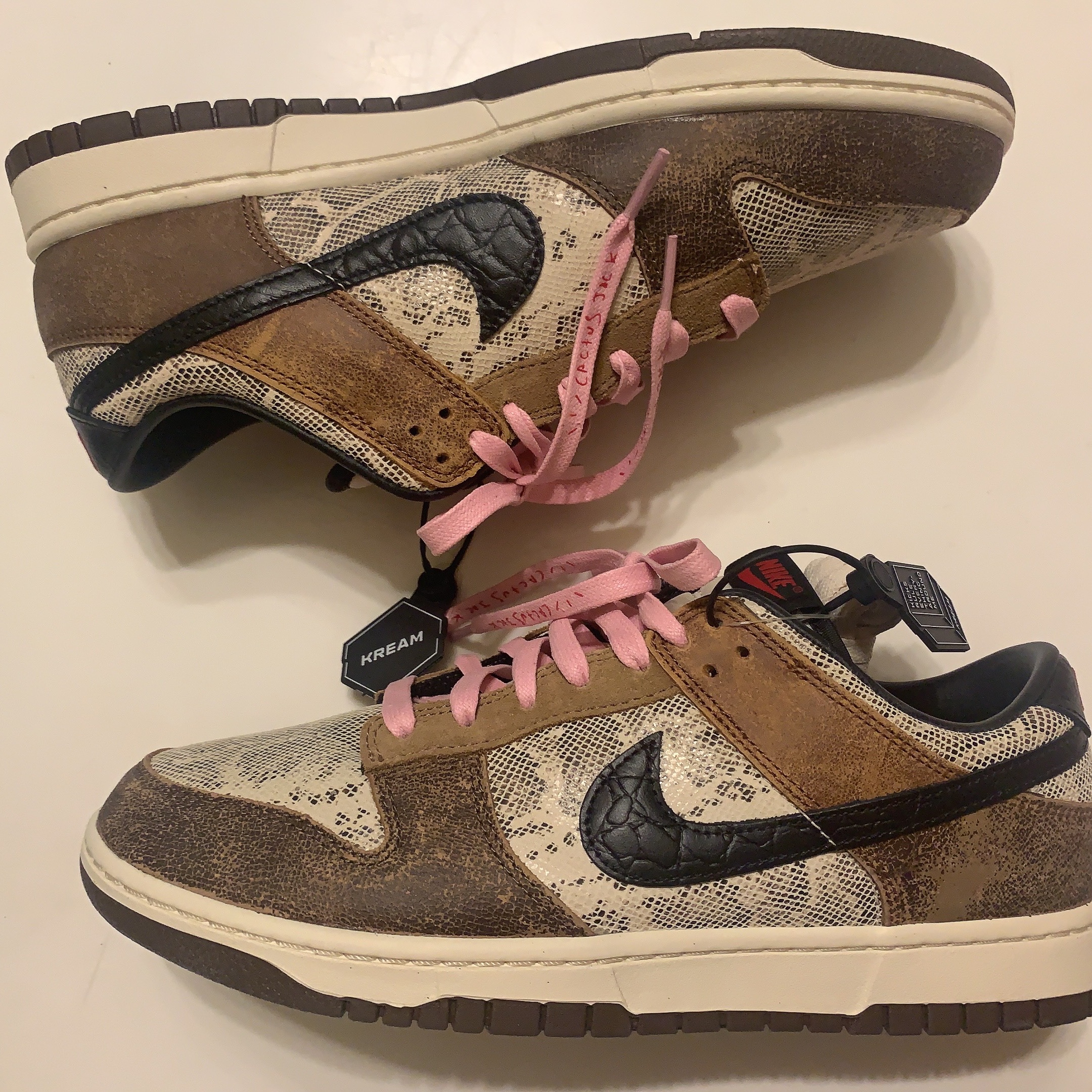 Nike Dunk Low PRM Head to Head, Stussy Authentic T-Shirt White 착용 스타일 - 2