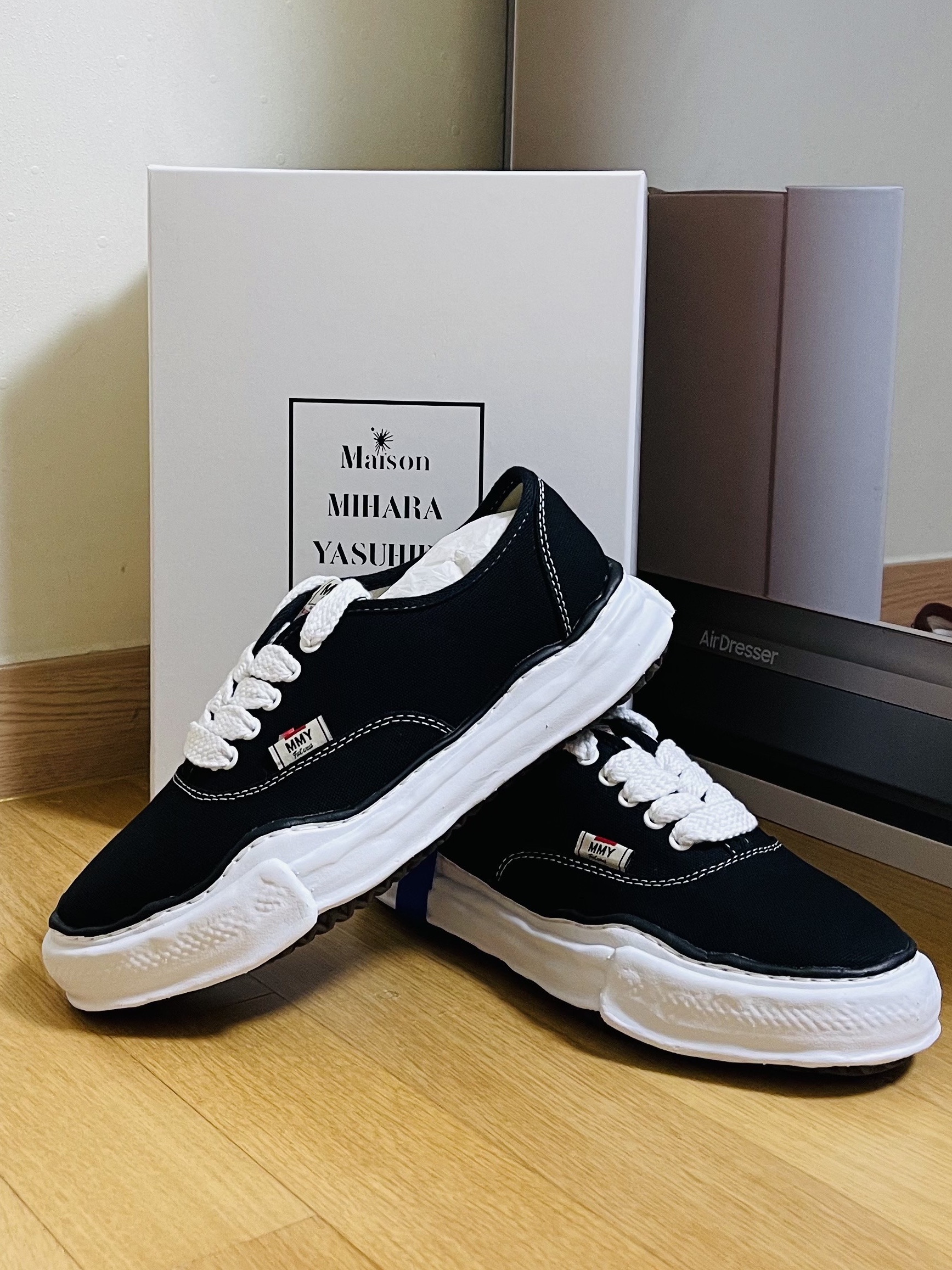 Maison Mihara Yasuhiro Baker OG Sole Canvas Low Cut Sneakers Black 착용 스타일