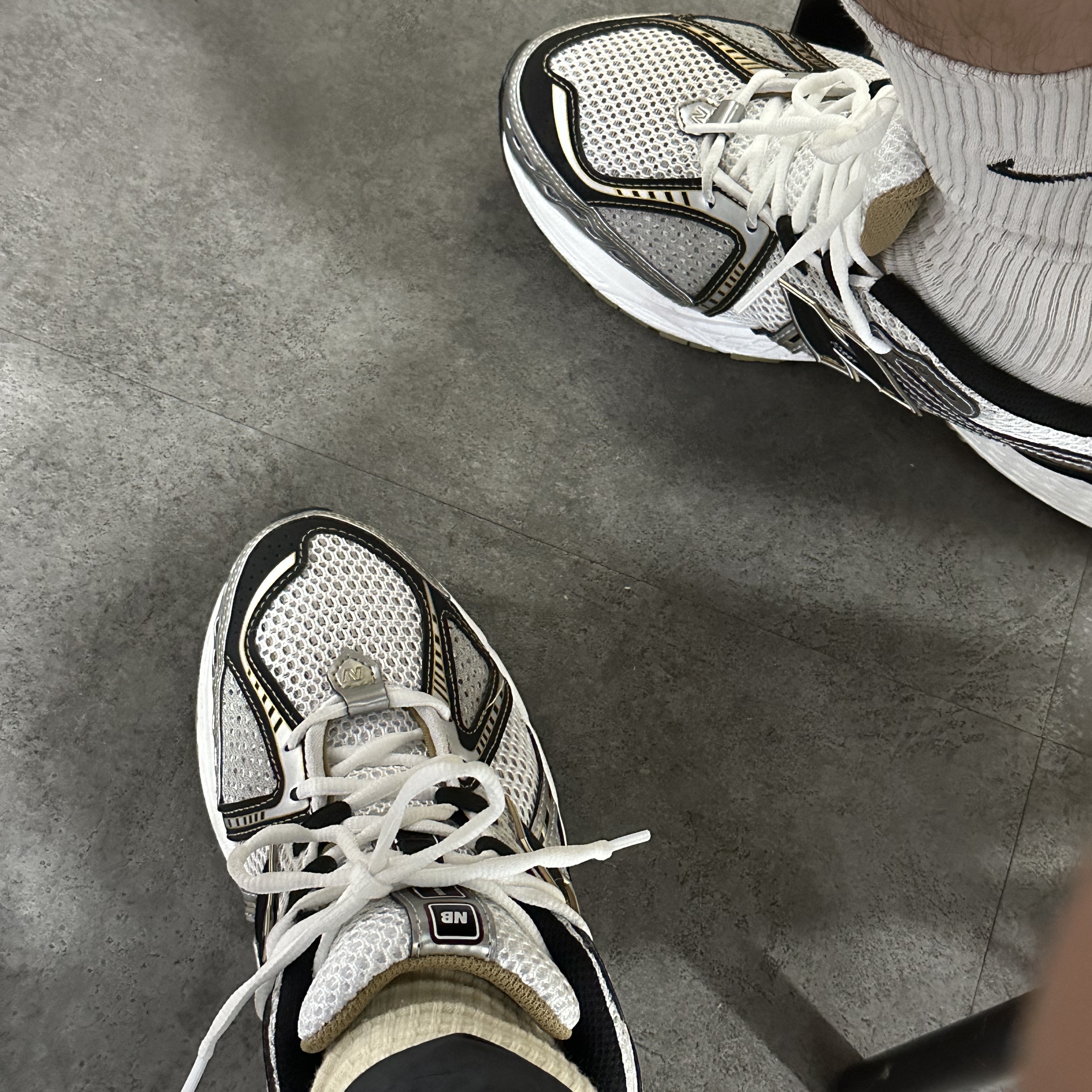 New Balance 1906R White Gold 착용 스타일