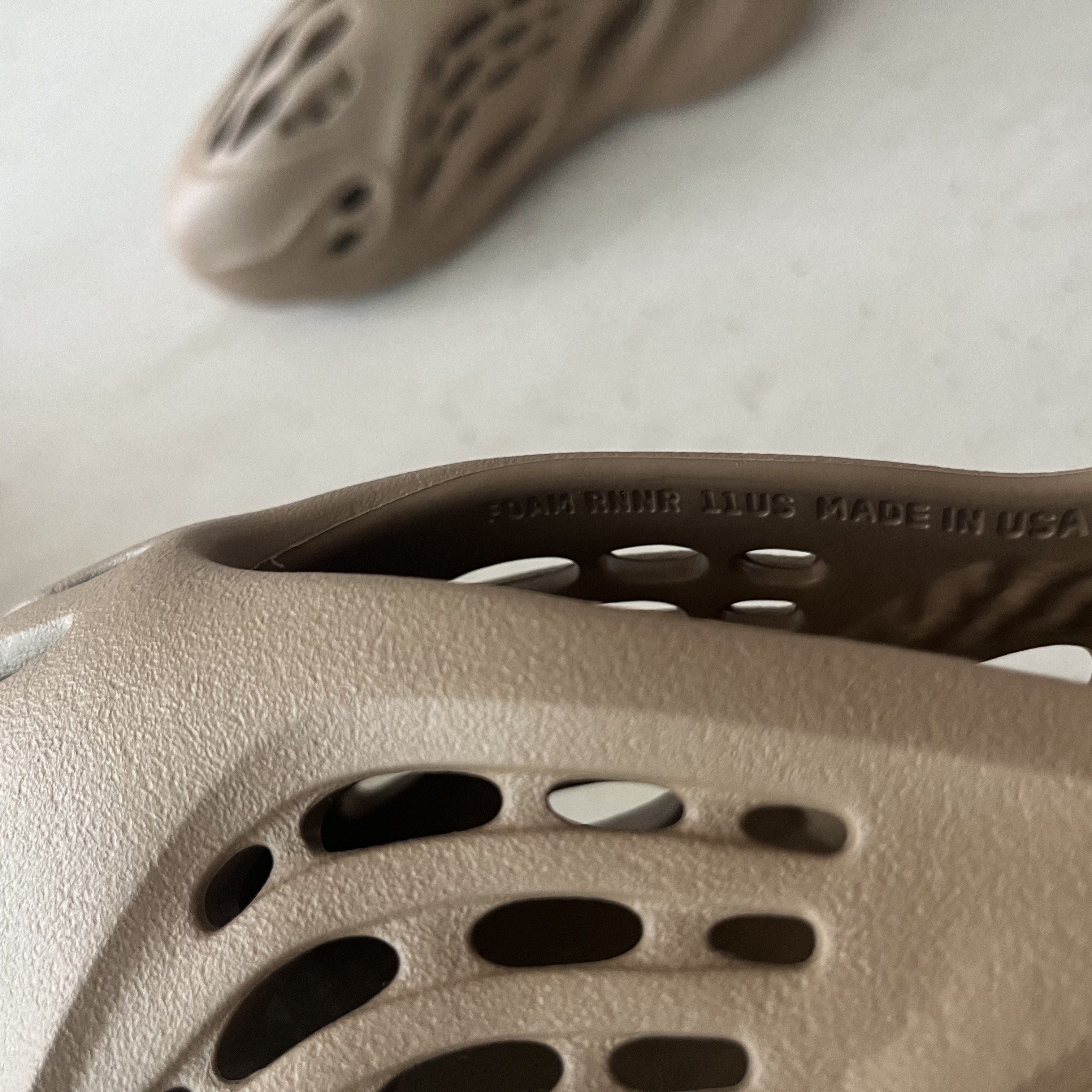 Adidas Yeezy Foam RNNR Clay Taupe 착용 스타일 - 2