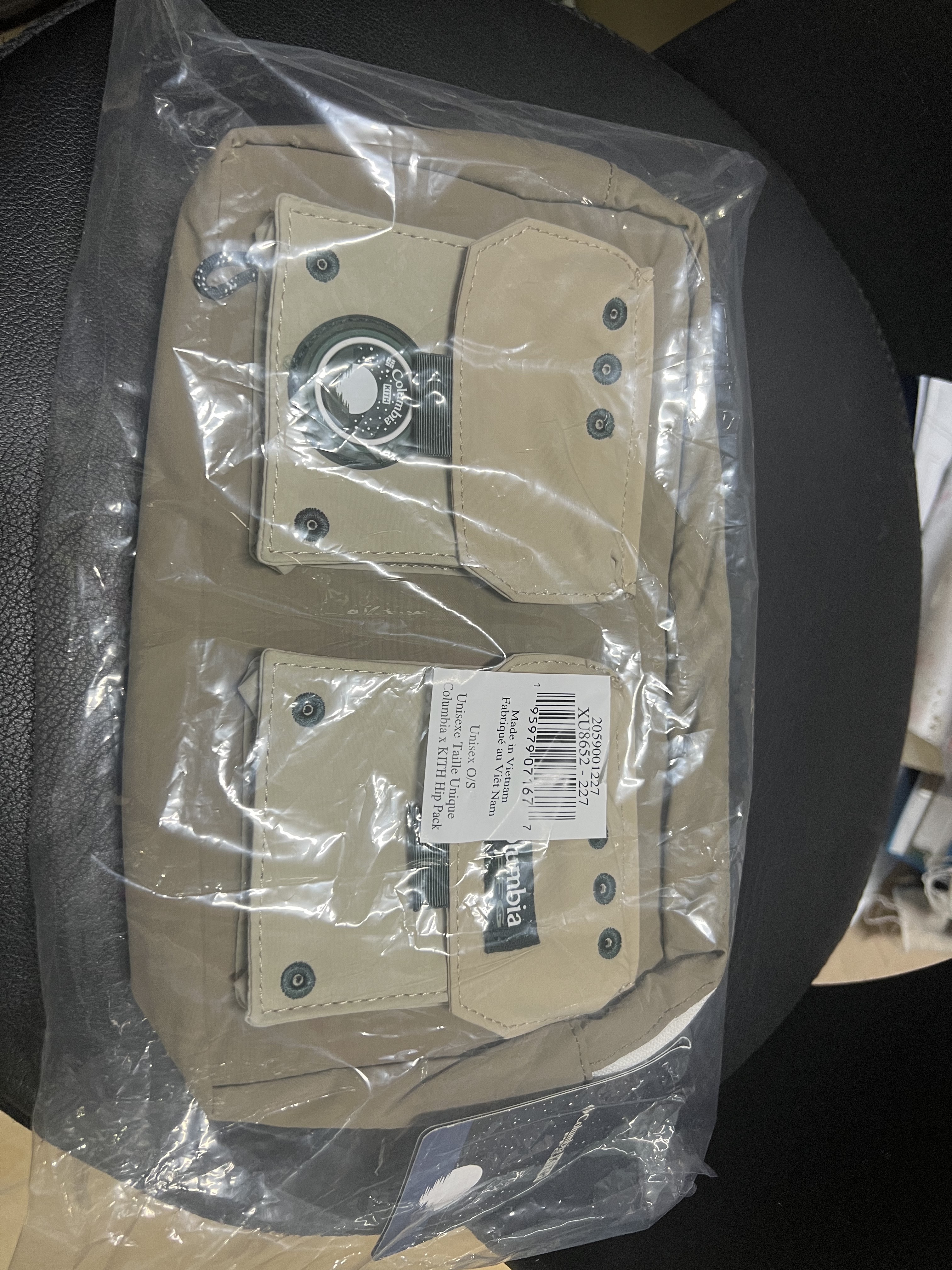Kith x Columbia PFG Hip Pack Pebble 착용 스타일