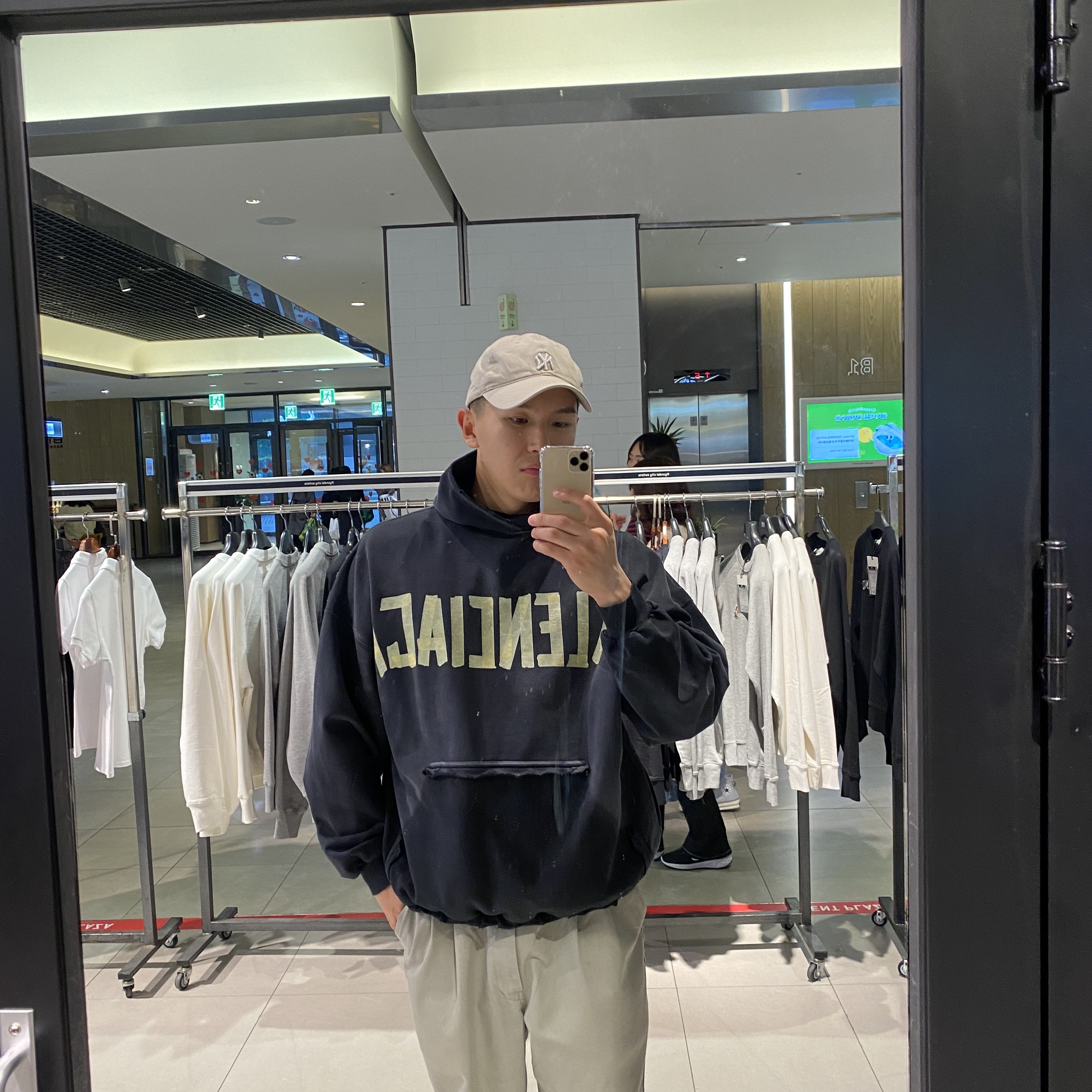 Balenciaga Tape Type Ripped Pocket Oversized Hoodie Faded Black 착용 스타일