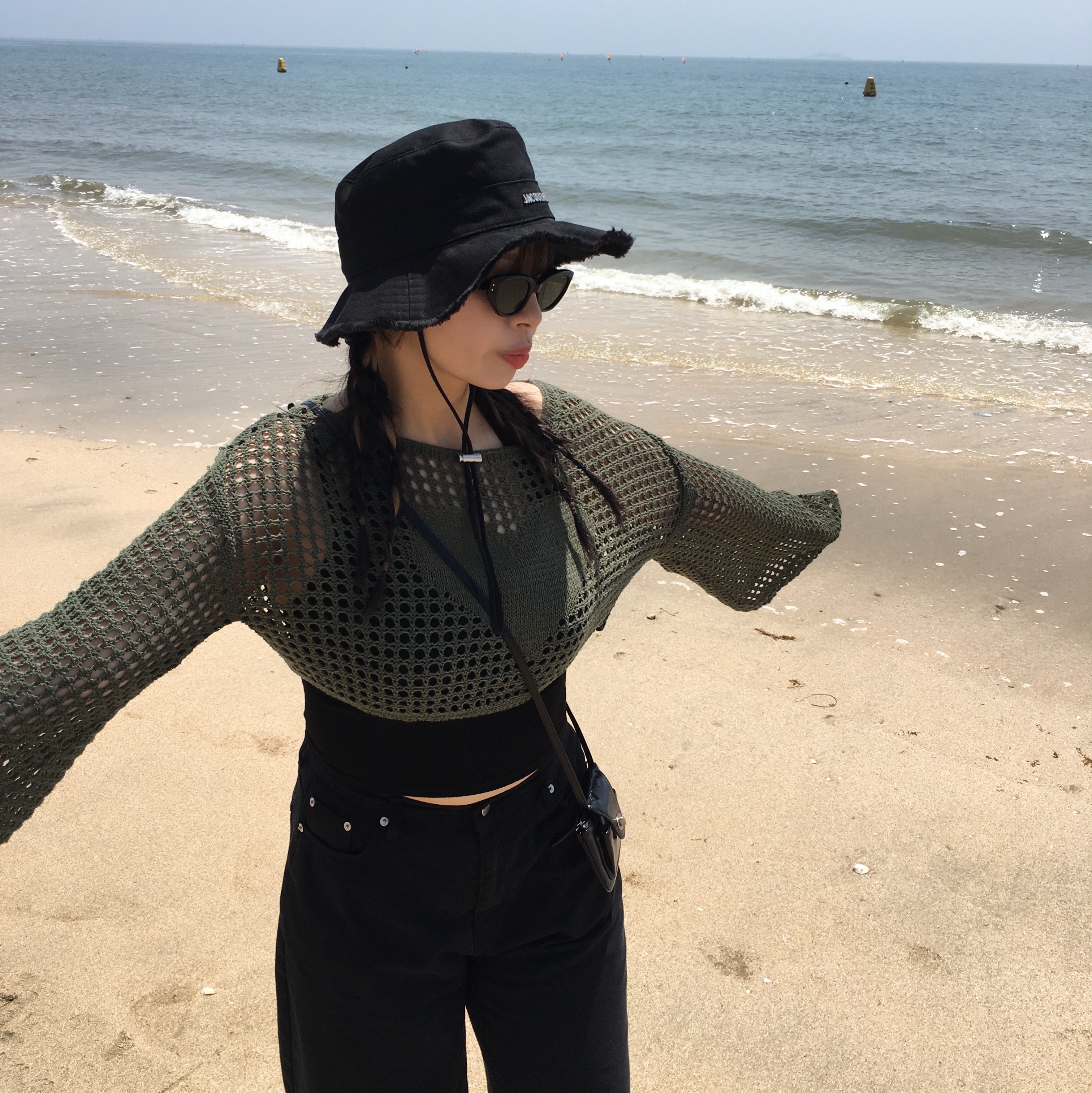Jacquemus Le Bob Artichaut Bucket Hat Black 착용 스타일 - 3