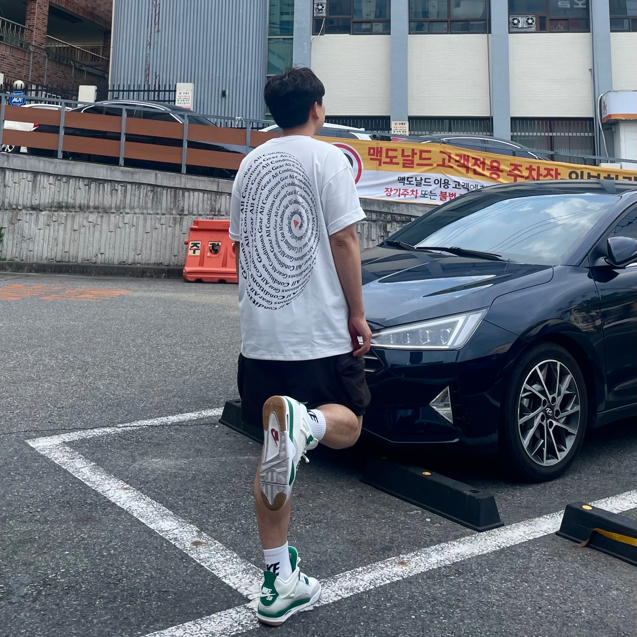 Nike ACG Vortex T-Shirt Summit White - US/EU, Jordan 4 x Nike SB Retro SP Pine Green 착용 스타일