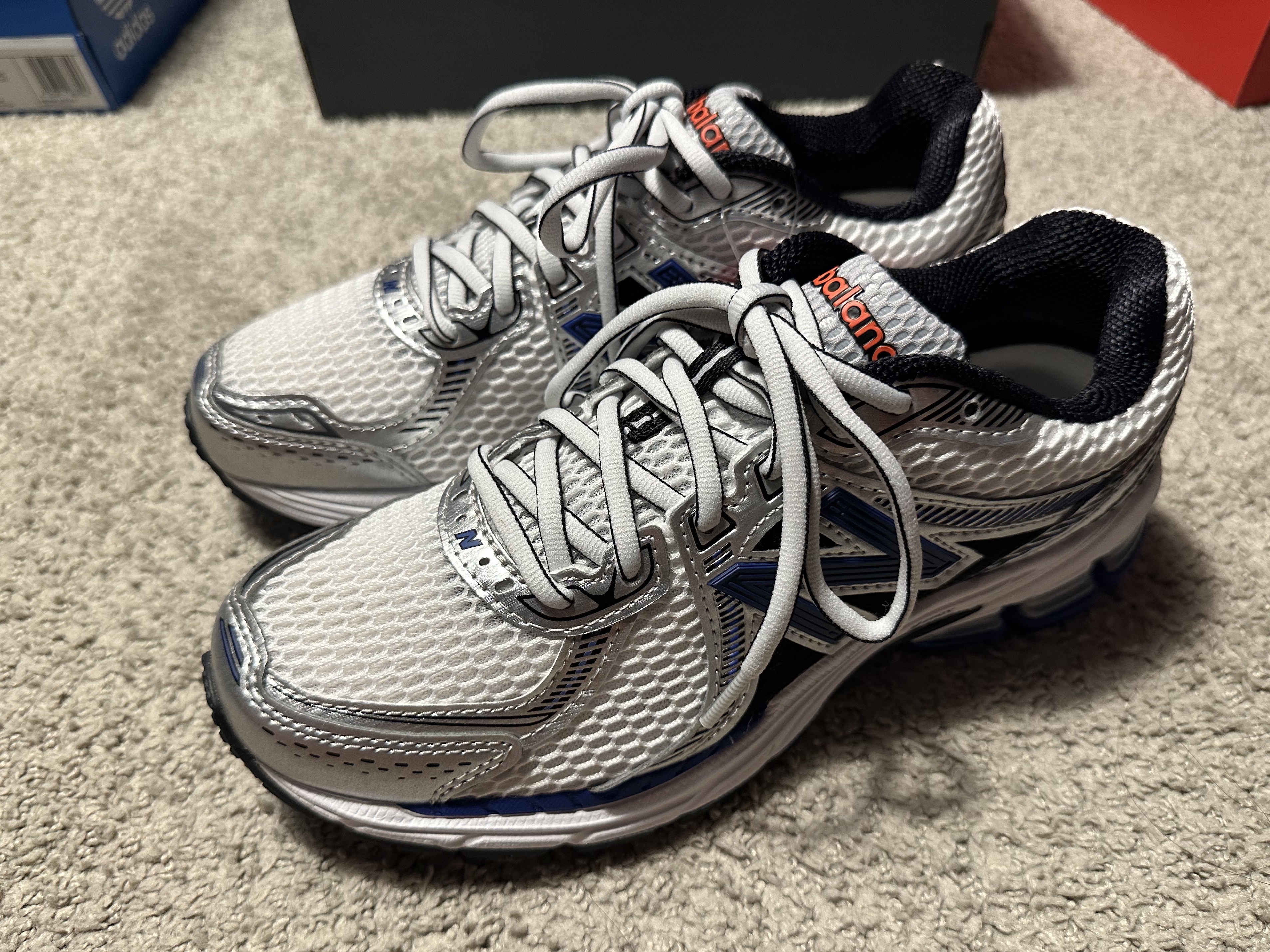 New Balance 860v2 Metallic Silver 착용 스타일 - 5