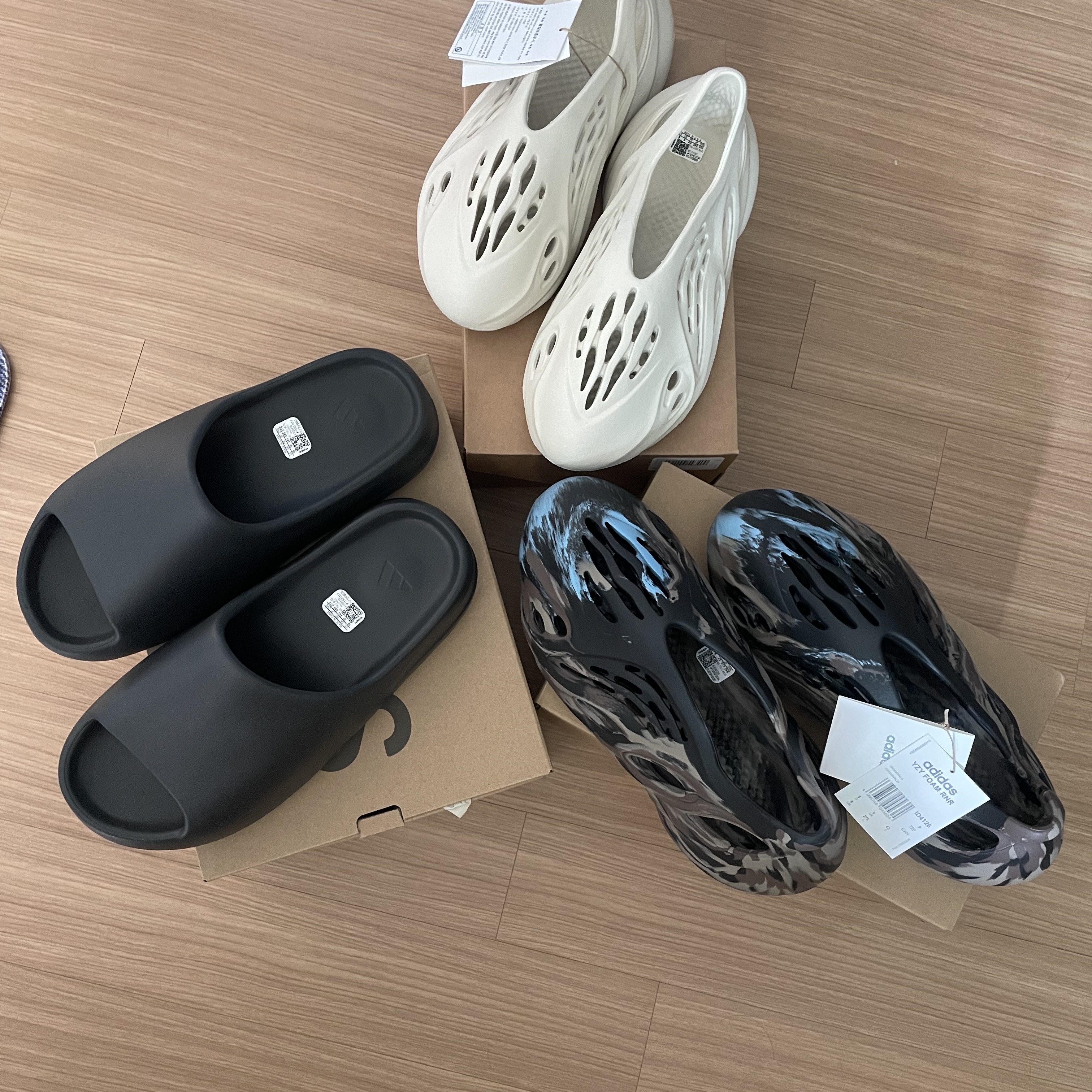 Adidas Yeezy Foam RNNR Sand, Adidas Yeezy Slide Onyx 착용 스타일 - 1