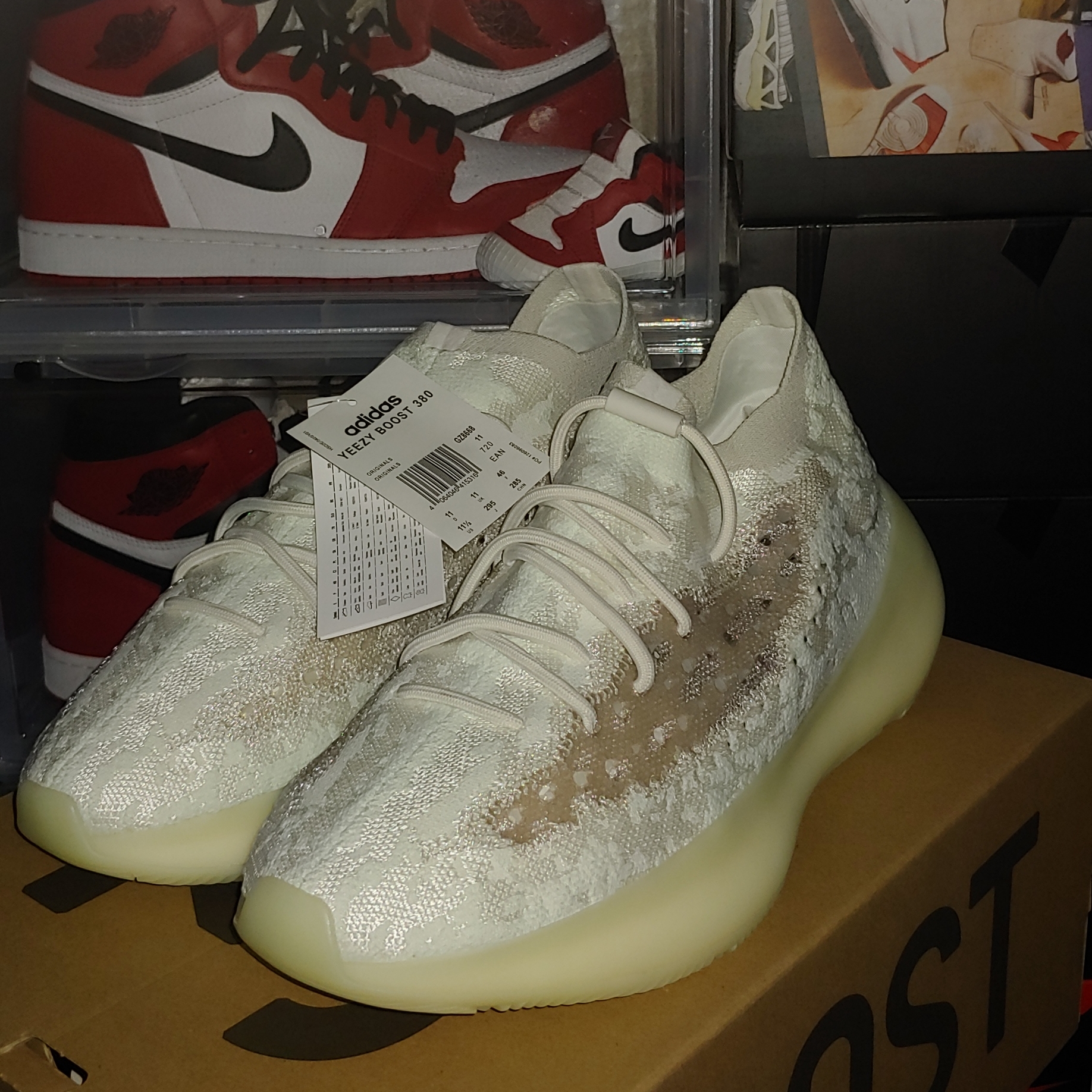 Adidas Yeezy Boost 380 Calcite Glow, Jordan 1 Retro High OG Chicago 2015 착용 스타일 - 2