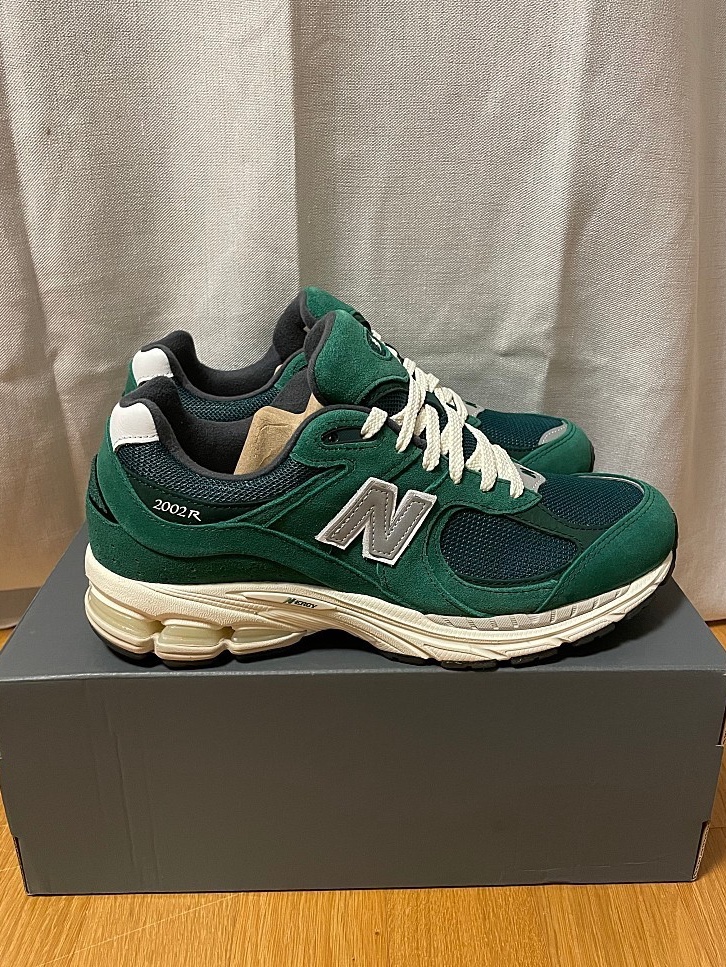 New Balance 2002R Nightwatch Green 착용 스타일