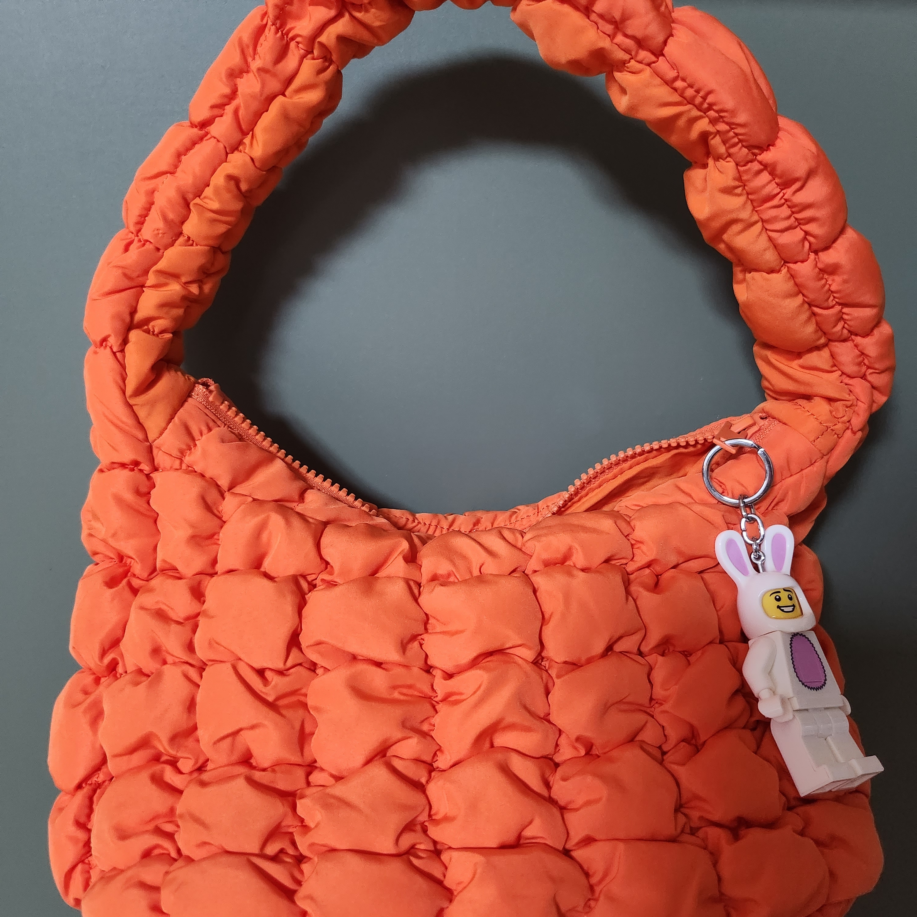 COS Quilted Mini Bag Bright Orange 착용 스타일