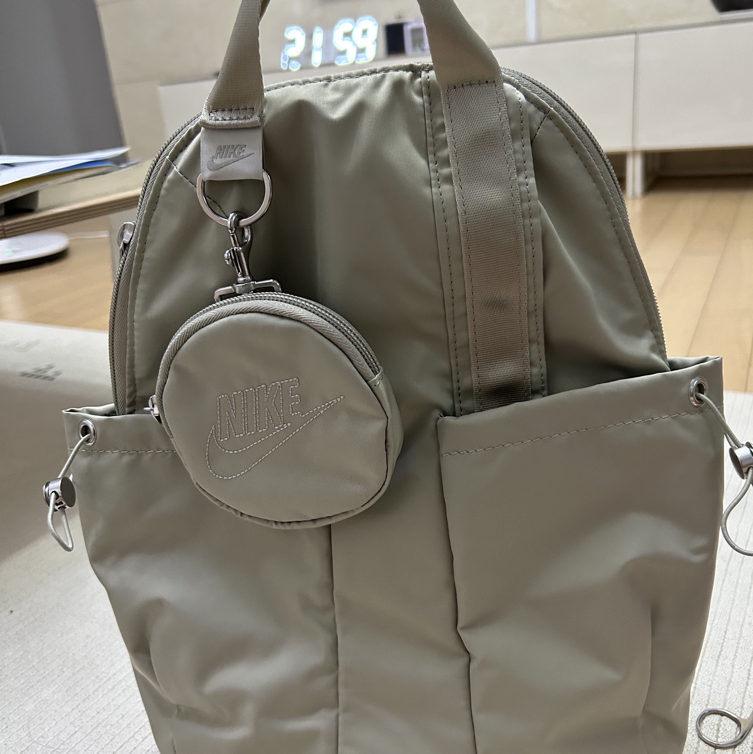 Nike Futura Luxe Mini Backpack Stone 착용 스타일