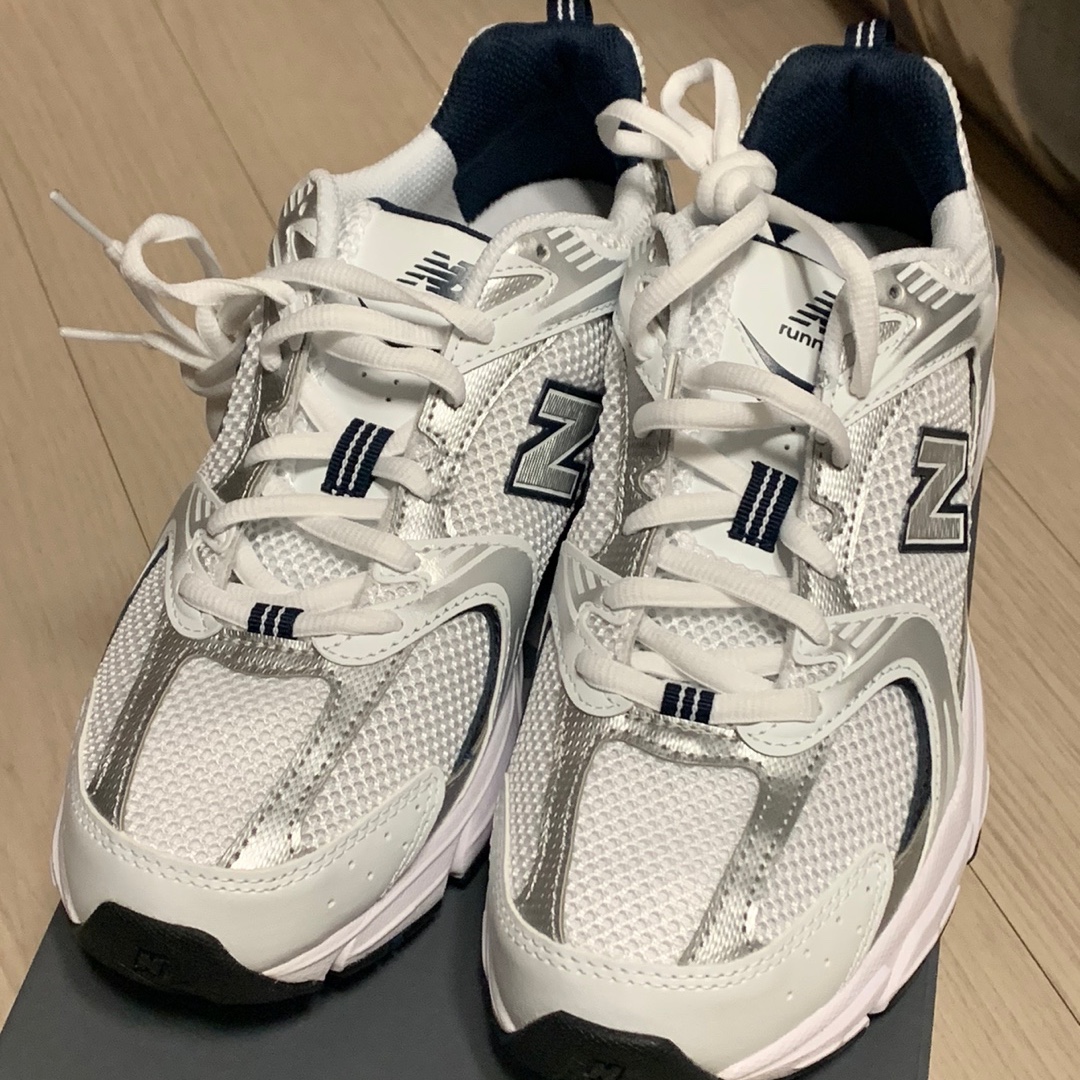 New Balance 530 White 착용 스타일 - 1
