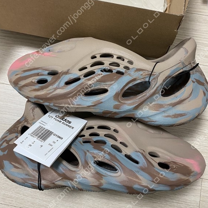 Adidas Yeezy Foam RNNR MX Sand Grey 착용 스타일