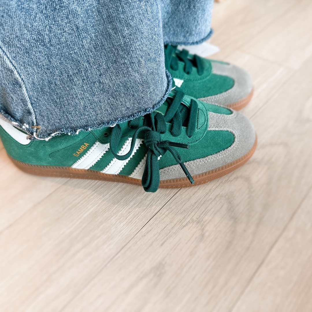Adidas Samba OG Collegiate Green Gum, Celine Mini Claude in Shiny Calfskin Black 착용 스타일 - 3