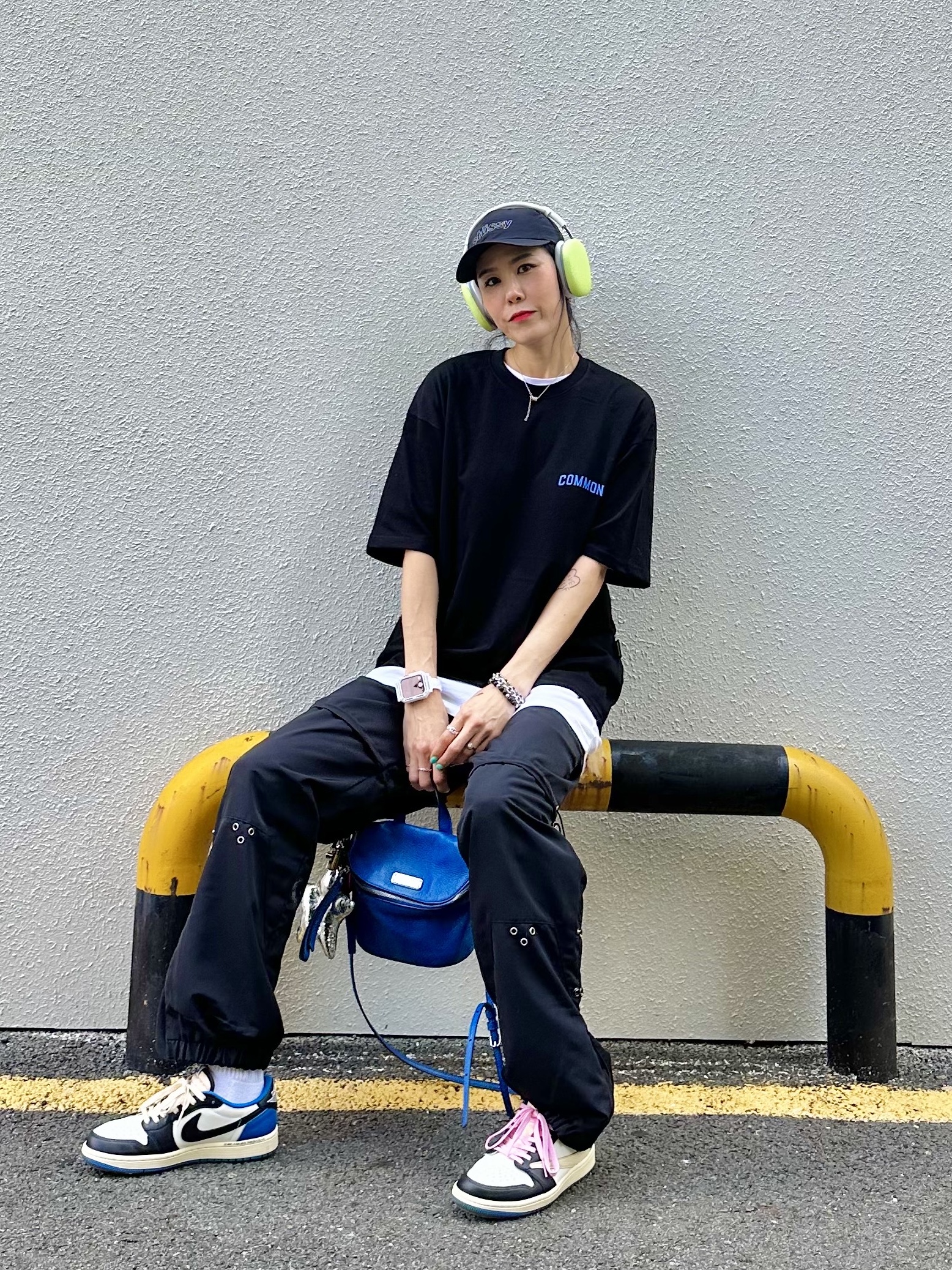 Jordan 1 x Travis Scott x Fragment Retro Low OG SP Military Blue, Apple AirPods Max Lightning Silver (Korean Ver.) 착용 스타일 - 3