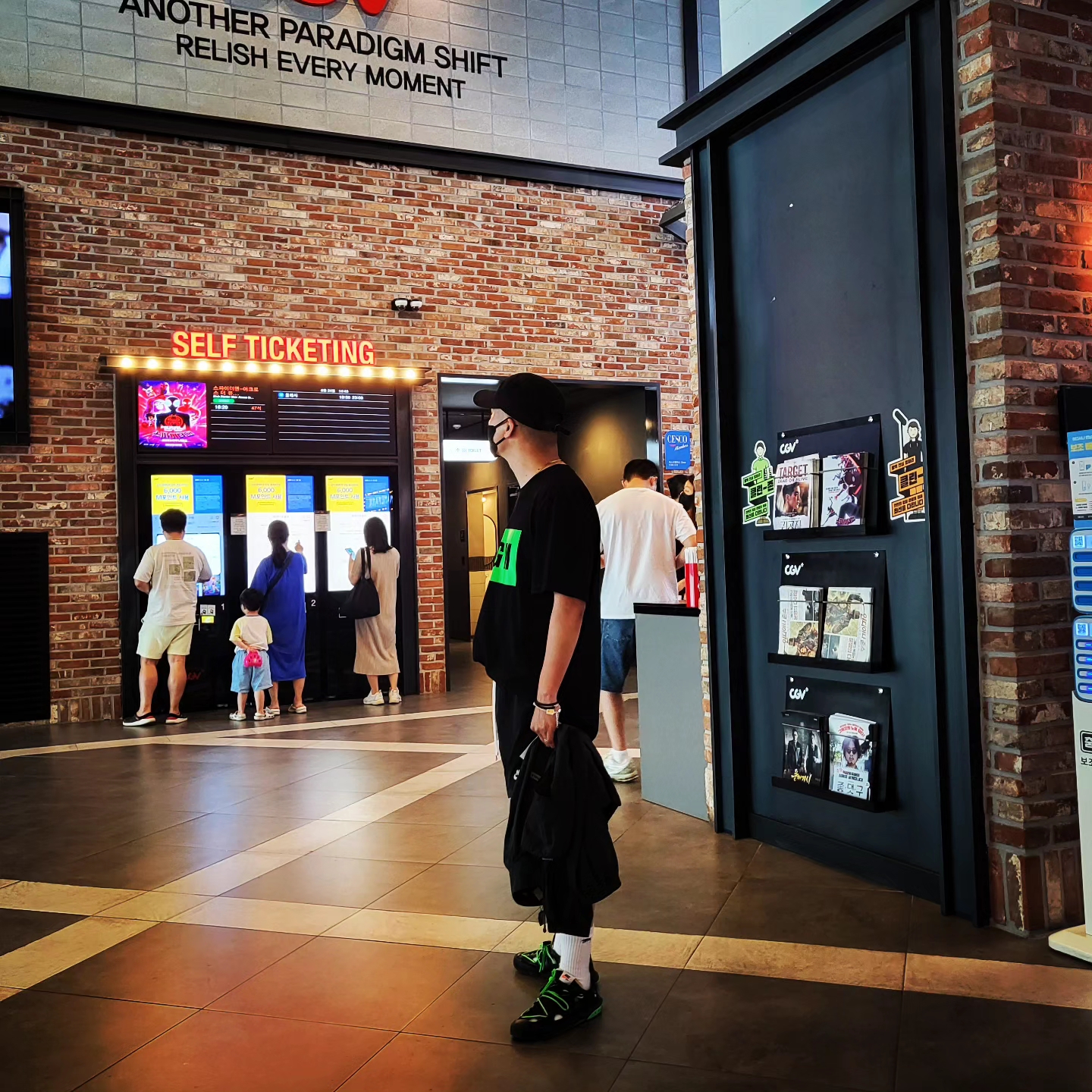 Essentials Track Jacket Black - 20FW, Nike NSW Woven Shorts Black - Asia 착용 스타일 - 2