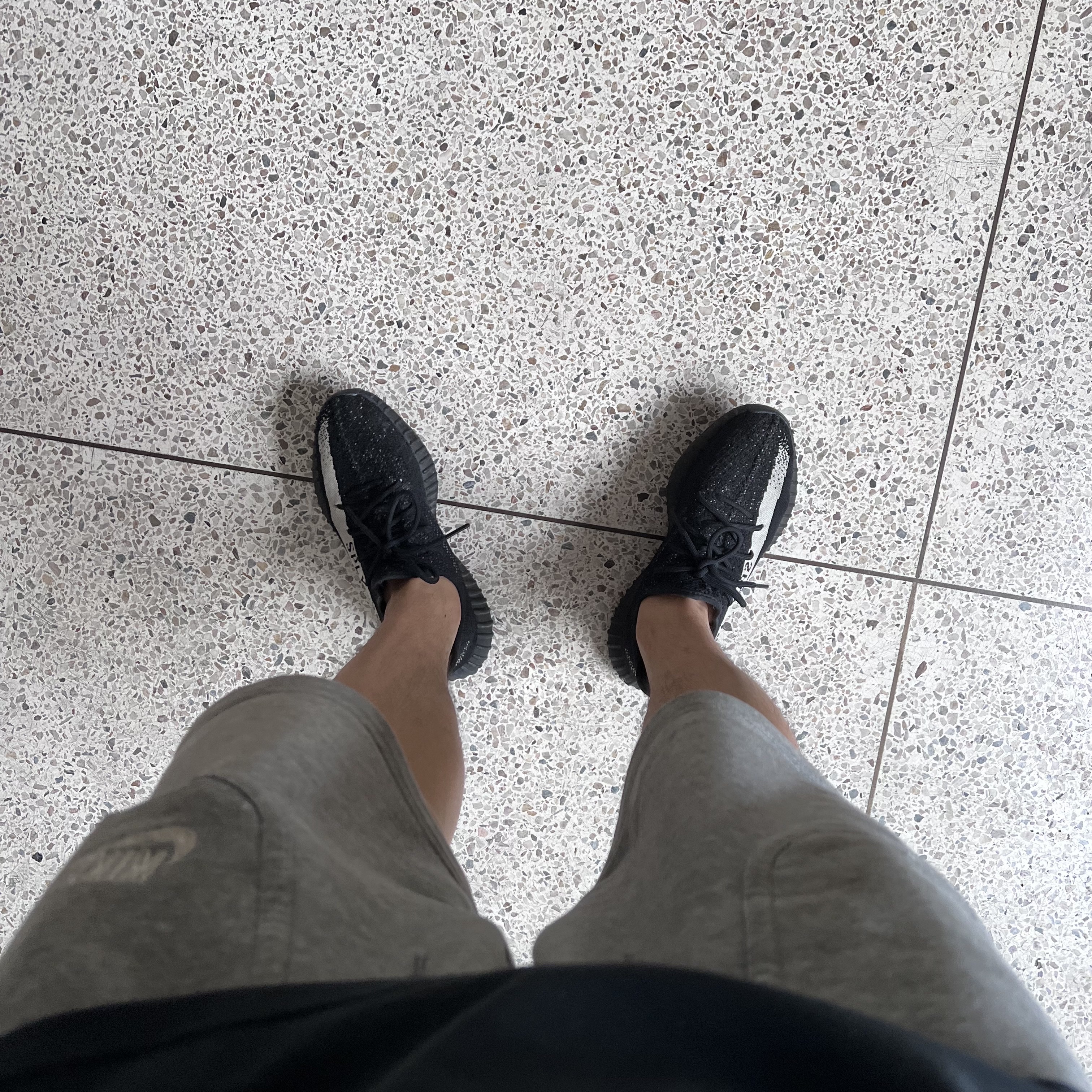 Adidas Yeezy Boost 350 V2 Core Black White 2022 착용 스타일