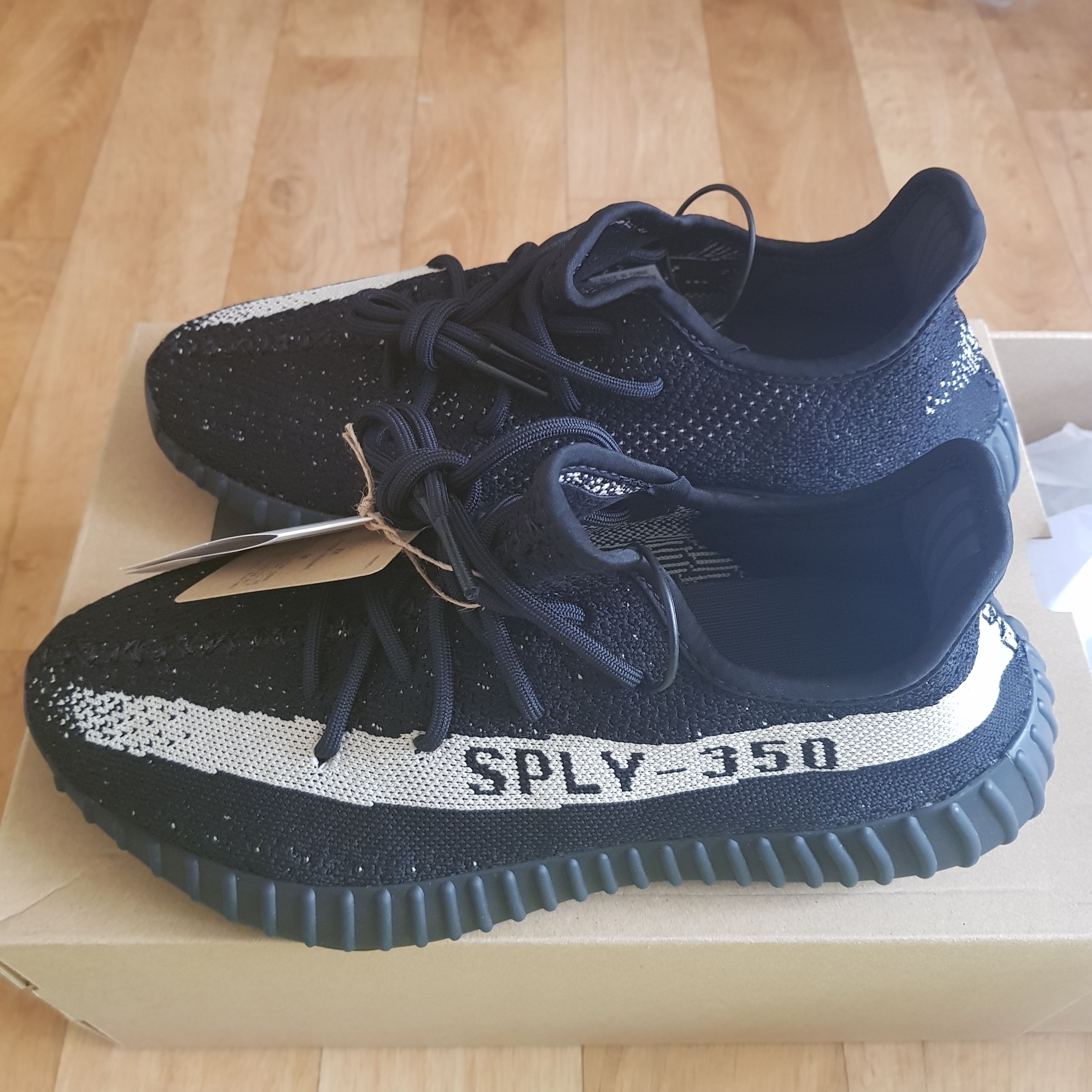 Adidas Yeezy Boost 350 V2 Core Black White 2022 착용 스타일 - 2