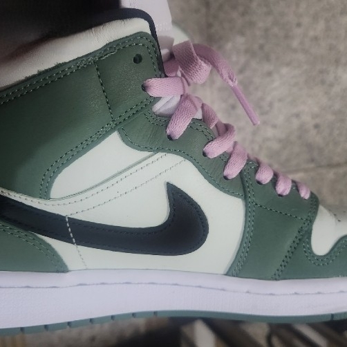 (W) Jordan 1 Mid SE Dutch Green 착용 스타일 - 1