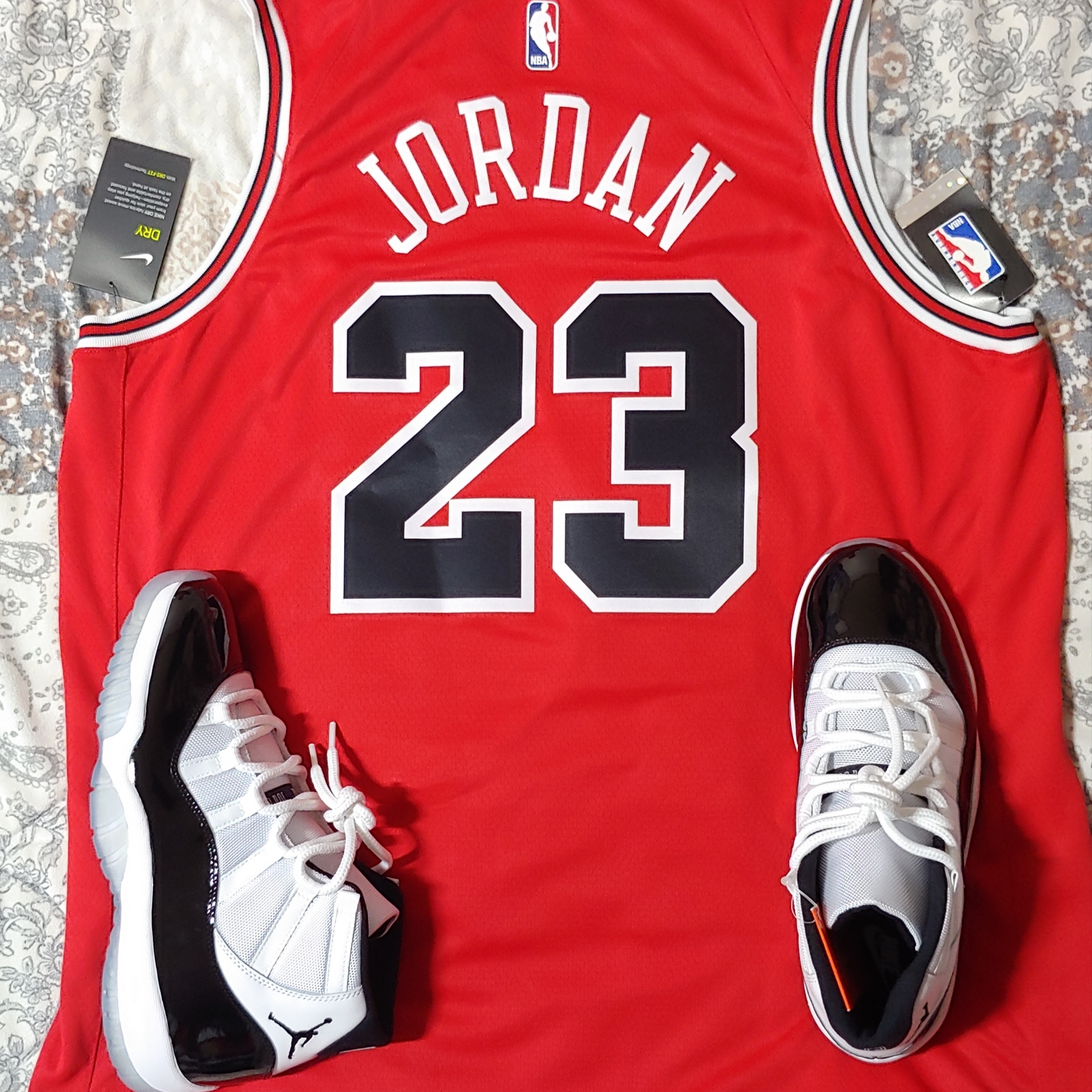 Jordan 11 Retro Concord 2018, Nike Air More Uptempo Black White 2020 착용 스타일 - 3